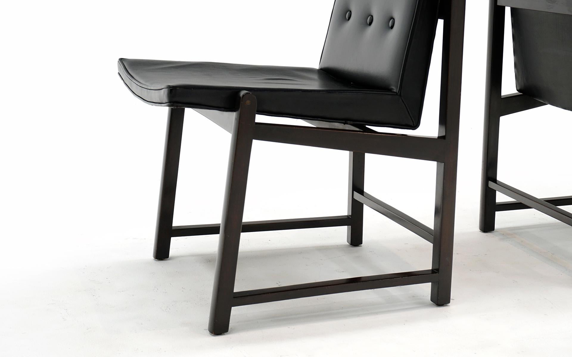 Laiton Paire de chaises de salle à manger Dunbar rares en cuir noir d'origine, cadres en acajou, signées en vente