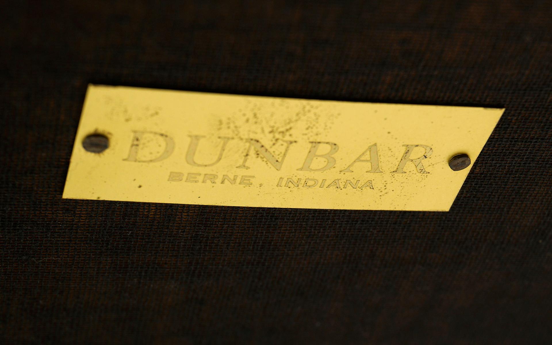 Paire de chaises de salle à manger Dunbar rares en cuir noir d'origine, cadres en acajou, signées en vente 2