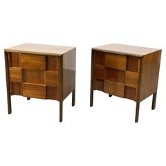 Seltenes Paar Edmond Spence Schachbrettmuster Nussbaum Nachttische End Tables 1950er Schweden