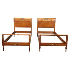Rare paire de lits jumeaux de taille unique anglais en bois de citronnier peint de style Adams