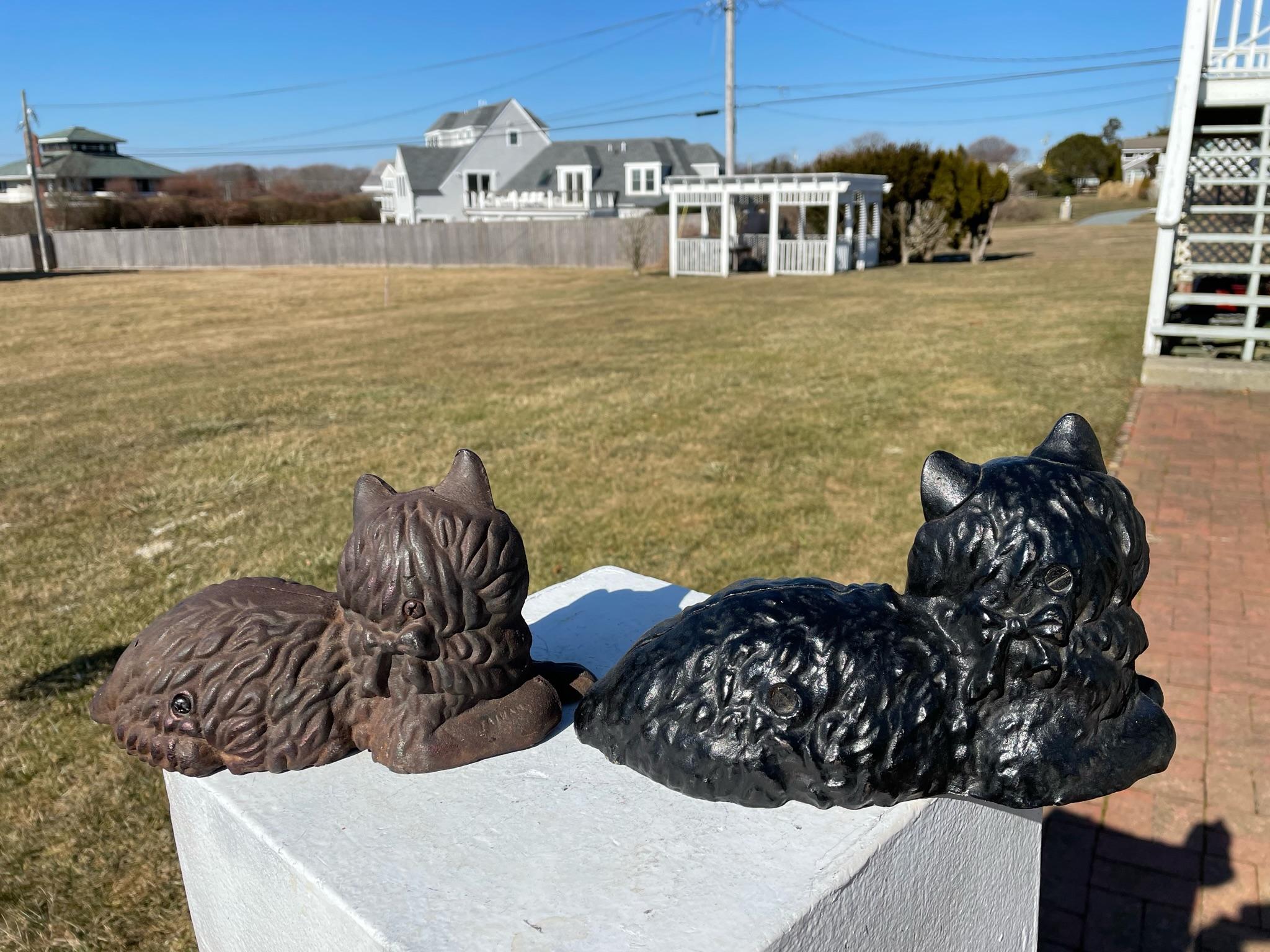 Seltenes Paar feiner alter schwarzer und brauner Gartenkatzen im Vintage-Stil 5