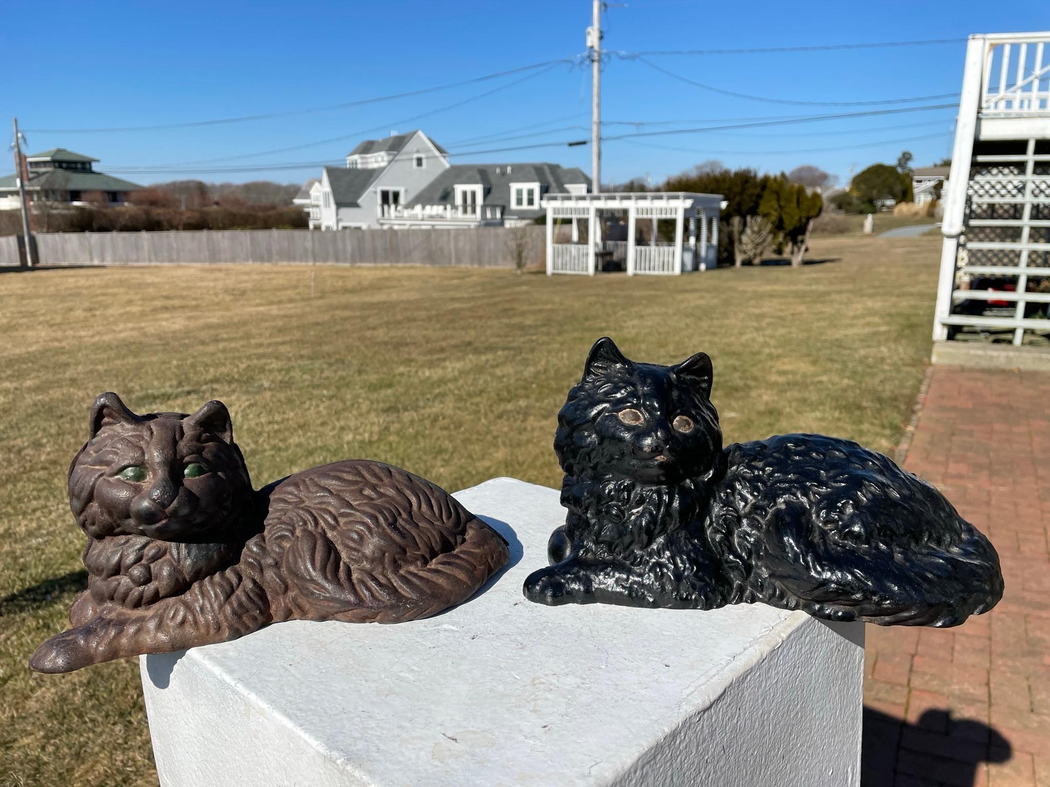 Seltenes Paar feiner alter schwarzer und brauner Gartenkatzen im Vintage-Stil (amerikanisch)
