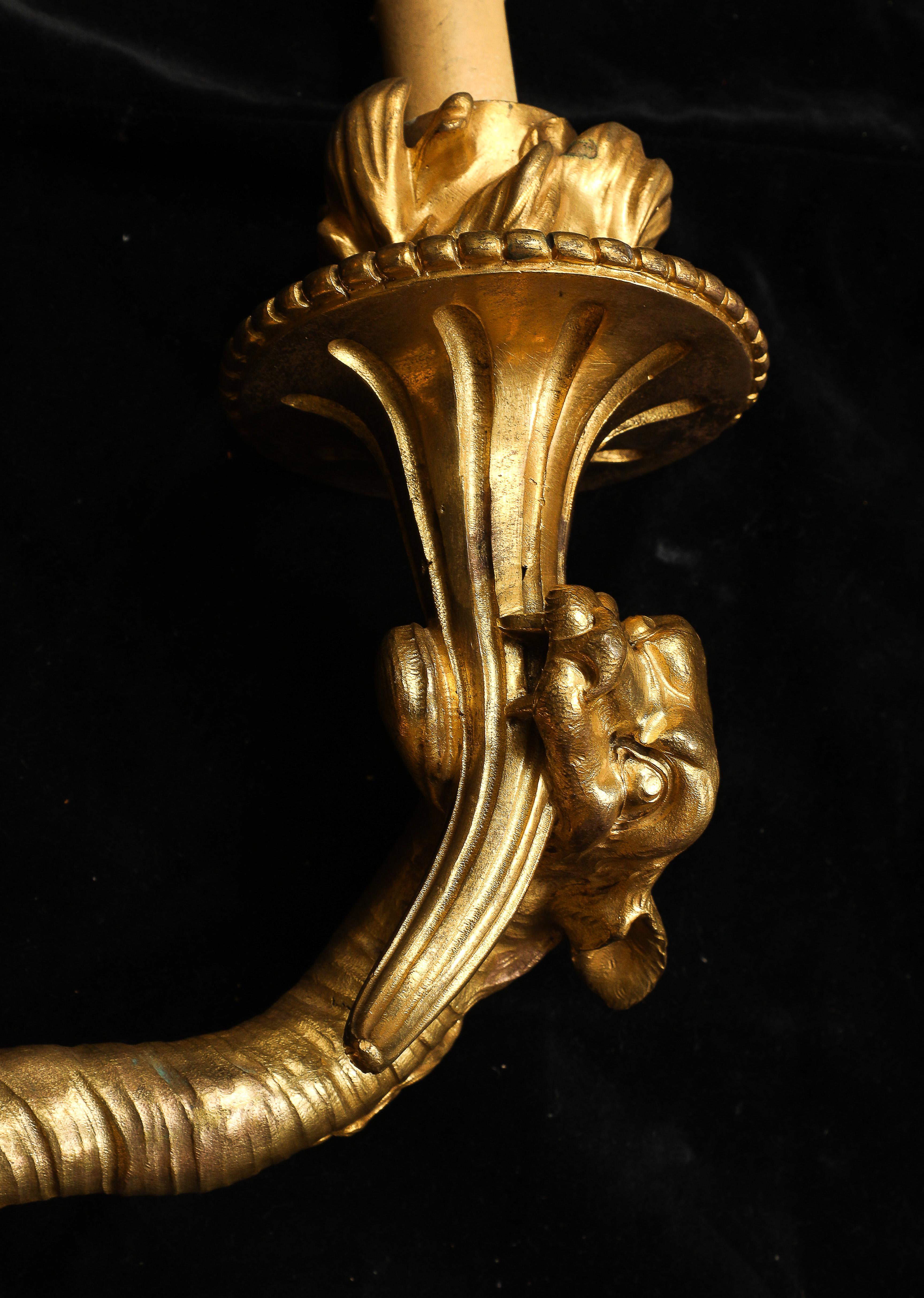 Rara coppia di candelabri francesi a 3 bracci con tripla testa di drago in ormolu, Nicolas Pineau in vendita 3