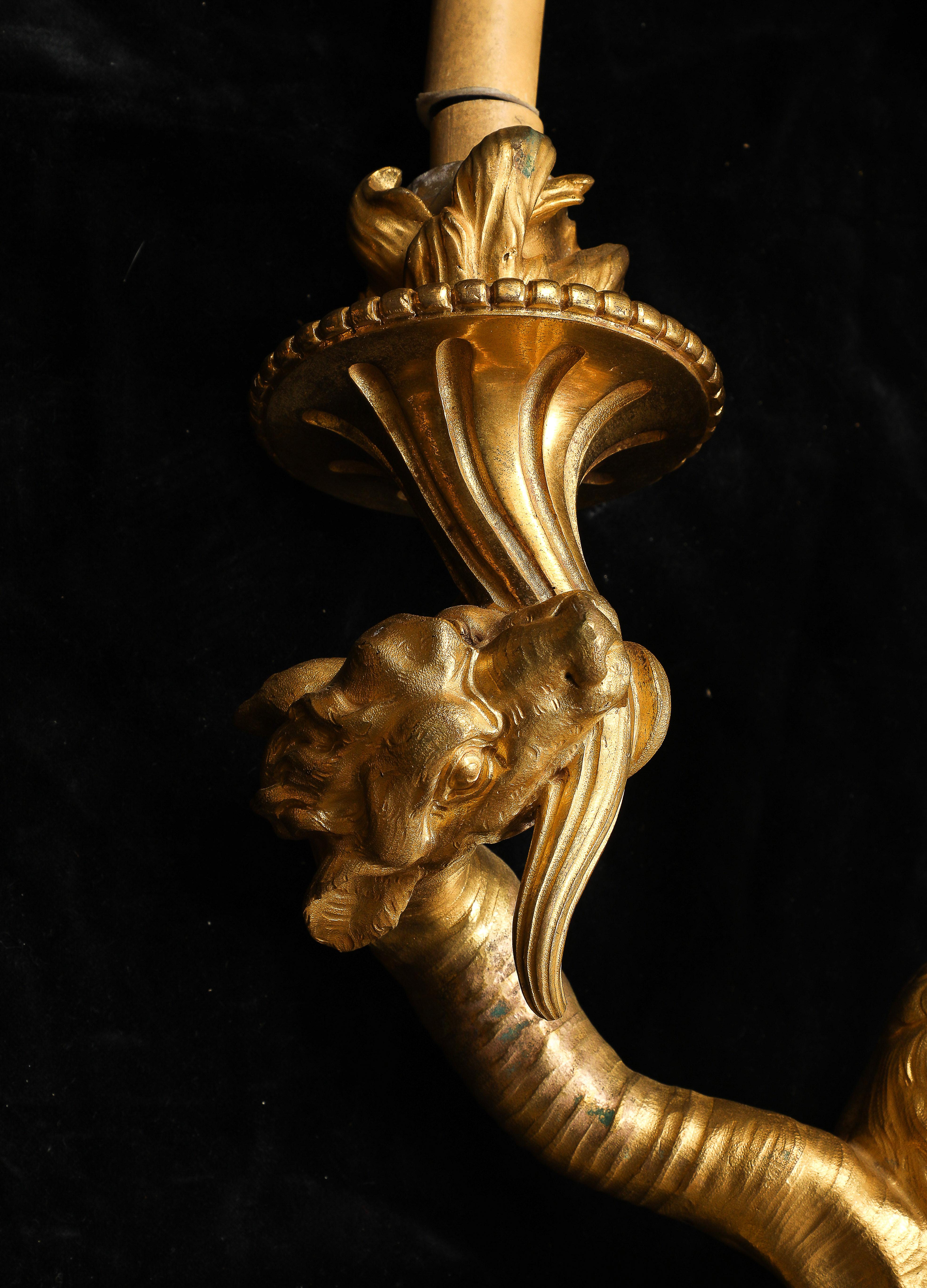 Rara coppia di candelabri francesi a 3 bracci con tripla testa di drago in ormolu, Nicolas Pineau in vendita 4