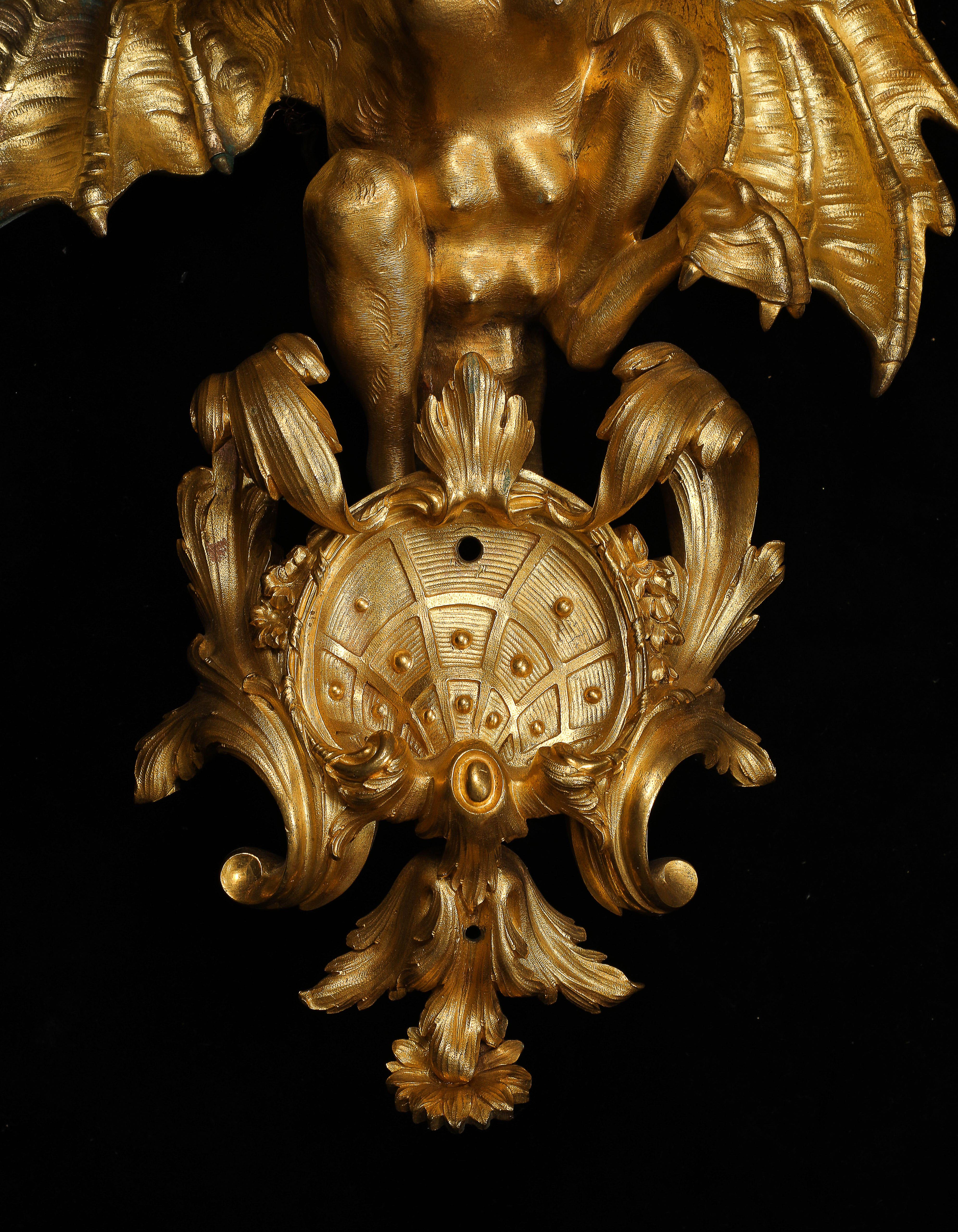 Rara coppia di candelabri francesi a 3 bracci con tripla testa di drago in ormolu, Nicolas Pineau in vendita 6