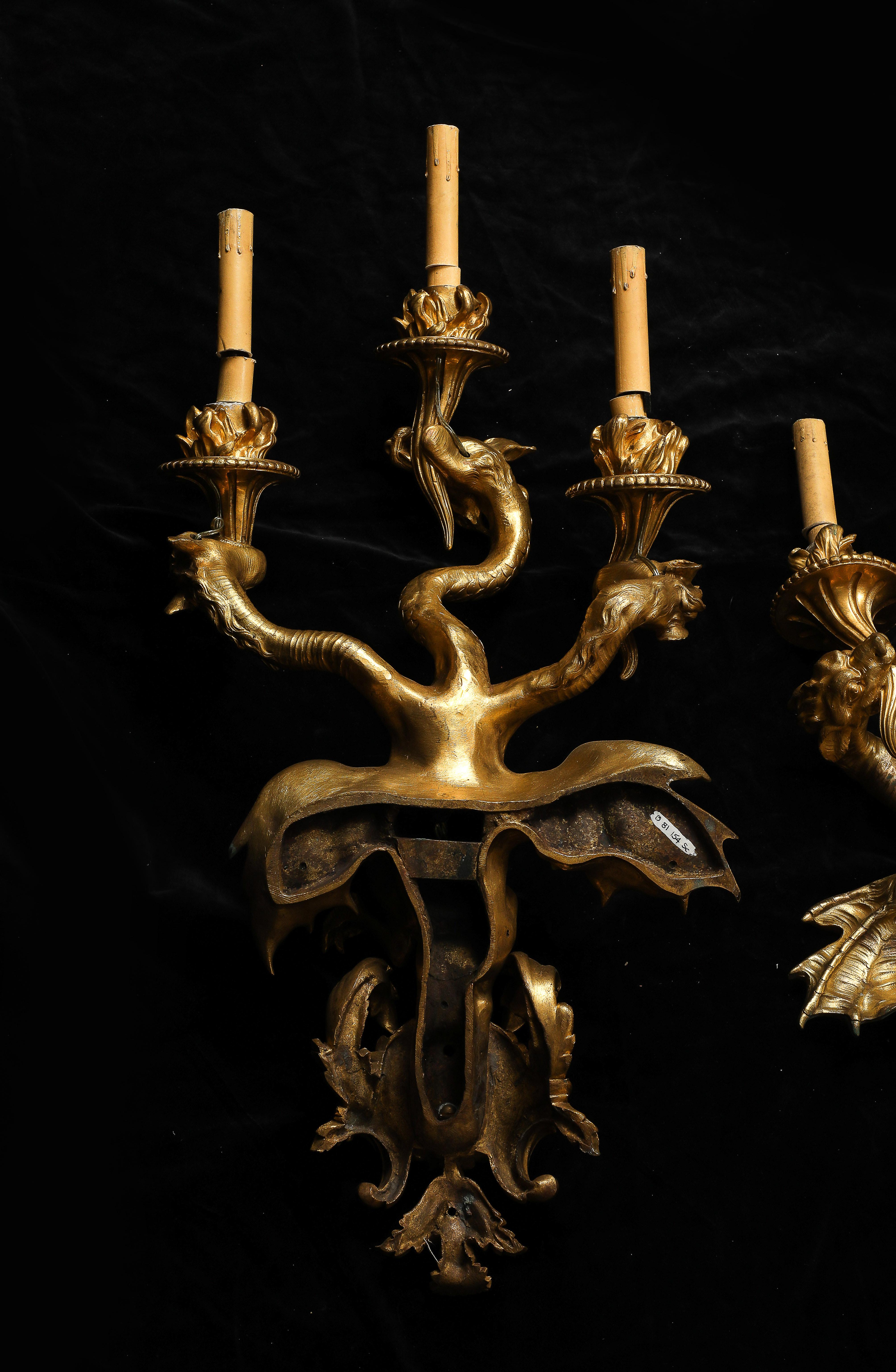 Rara coppia di candelabri francesi a 3 bracci con tripla testa di drago in ormolu, Nicolas Pineau in vendita 7