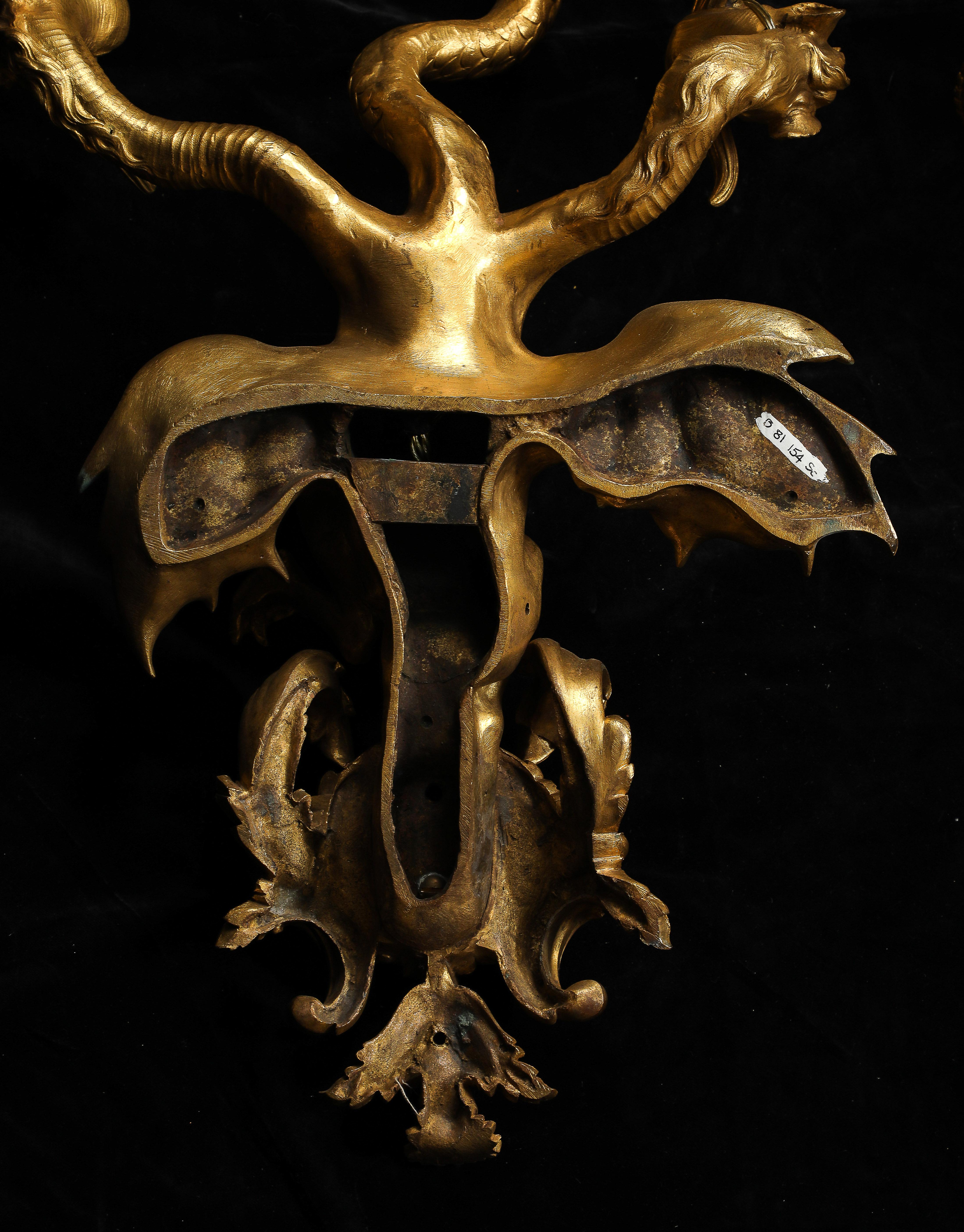 Rara coppia di candelabri francesi a 3 bracci con tripla testa di drago in ormolu, Nicolas Pineau in vendita 8