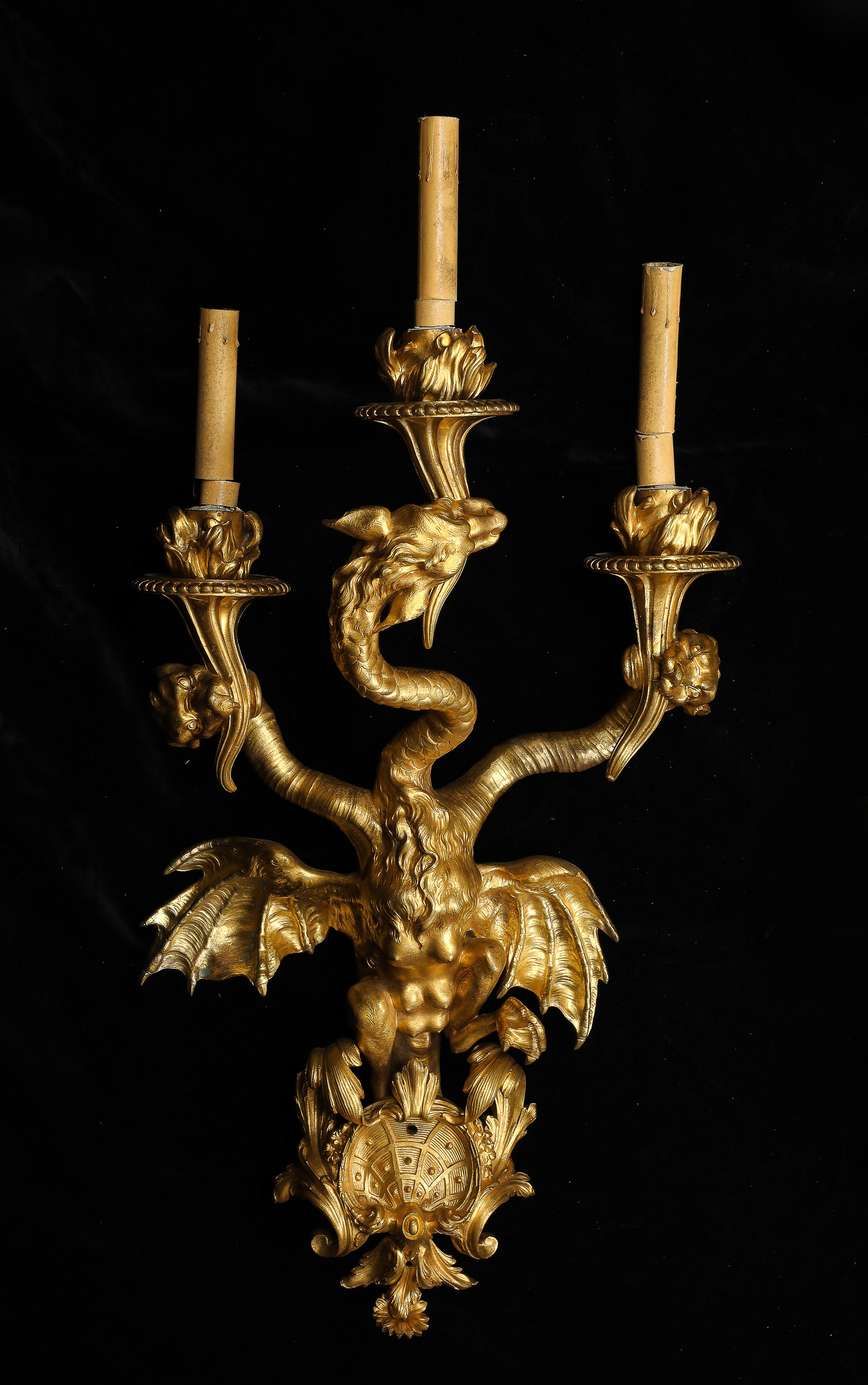 Rococò Rara coppia di candelabri francesi a 3 bracci con tripla testa di drago in ormolu, Nicolas Pineau in vendita