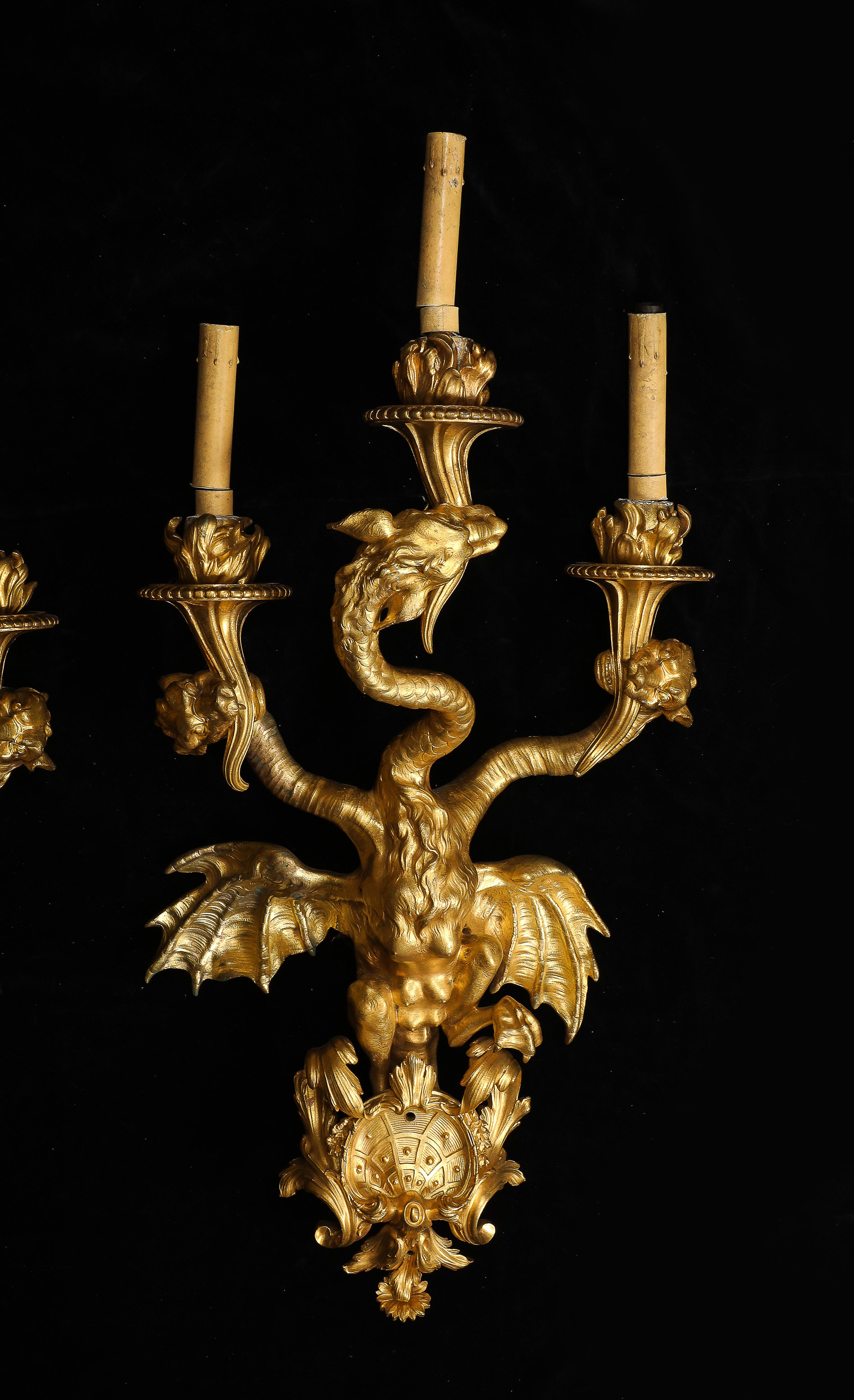 Francese Rara coppia di candelabri francesi a 3 bracci con tripla testa di drago in ormolu, Nicolas Pineau in vendita