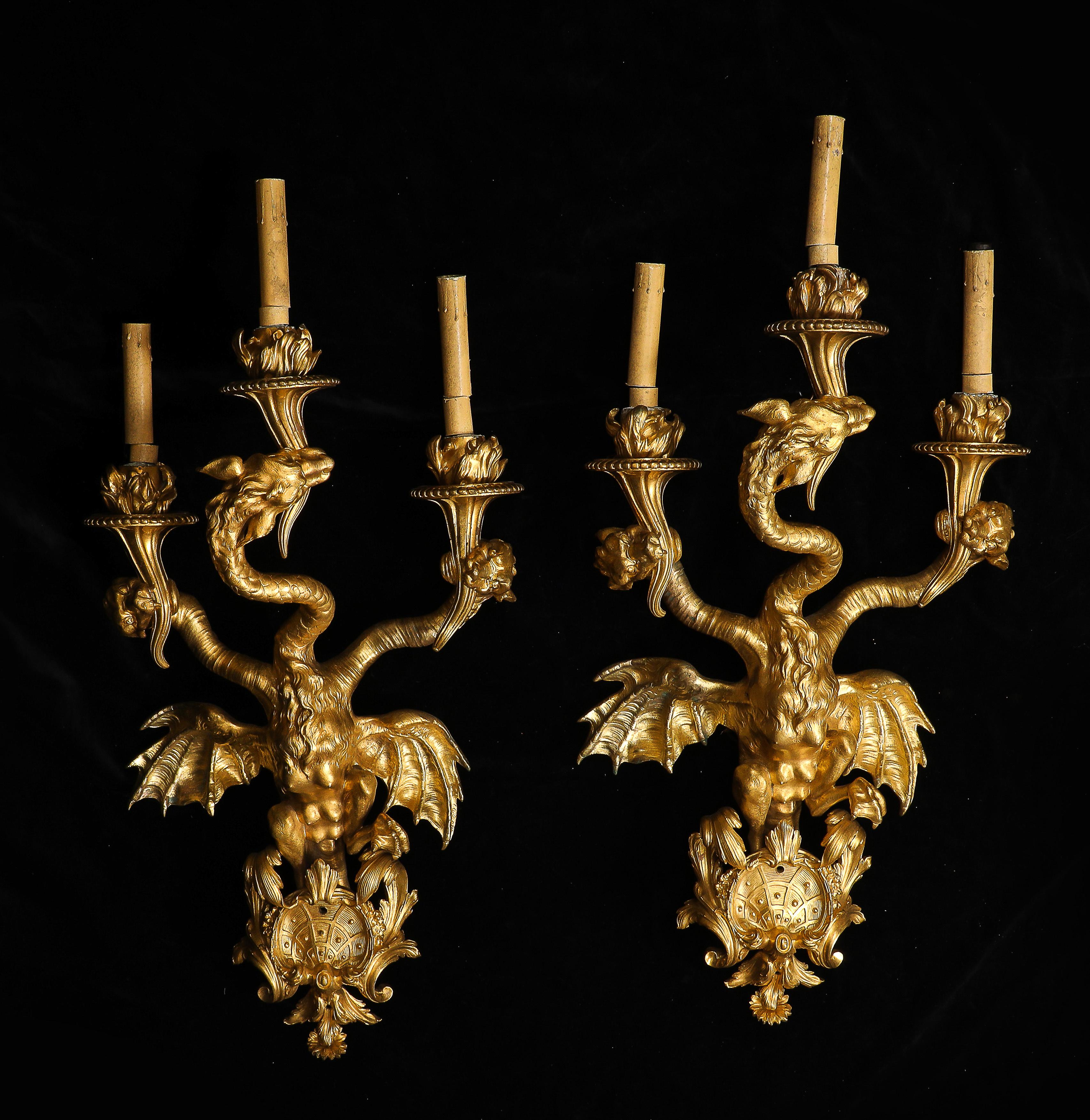 Fatto a mano Rara coppia di candelabri francesi a 3 bracci con tripla testa di drago in ormolu, Nicolas Pineau in vendita