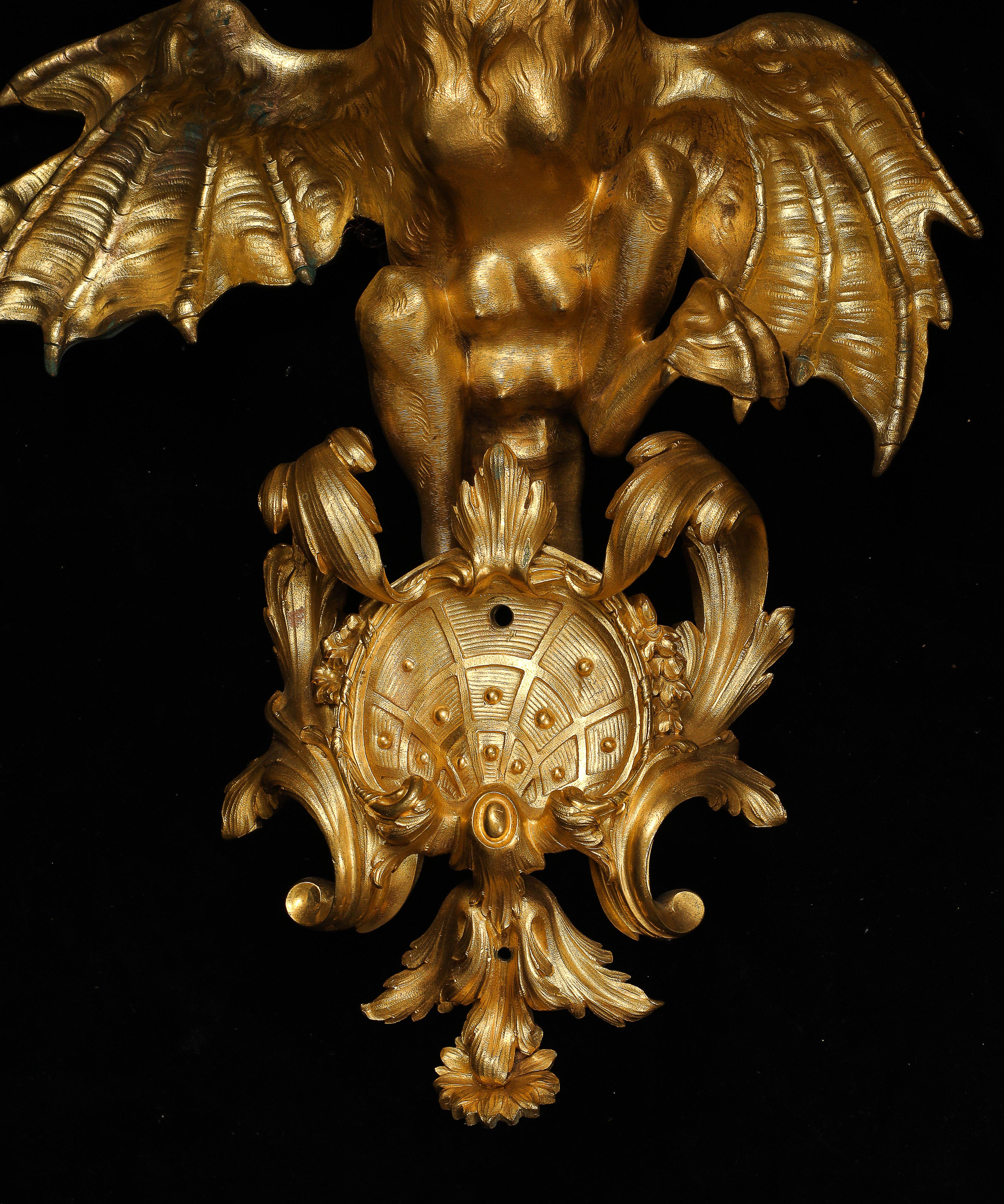 Rara coppia di candelabri francesi a 3 bracci con tripla testa di drago in ormolu, Nicolas Pineau In condizioni buone in vendita a New York, NY