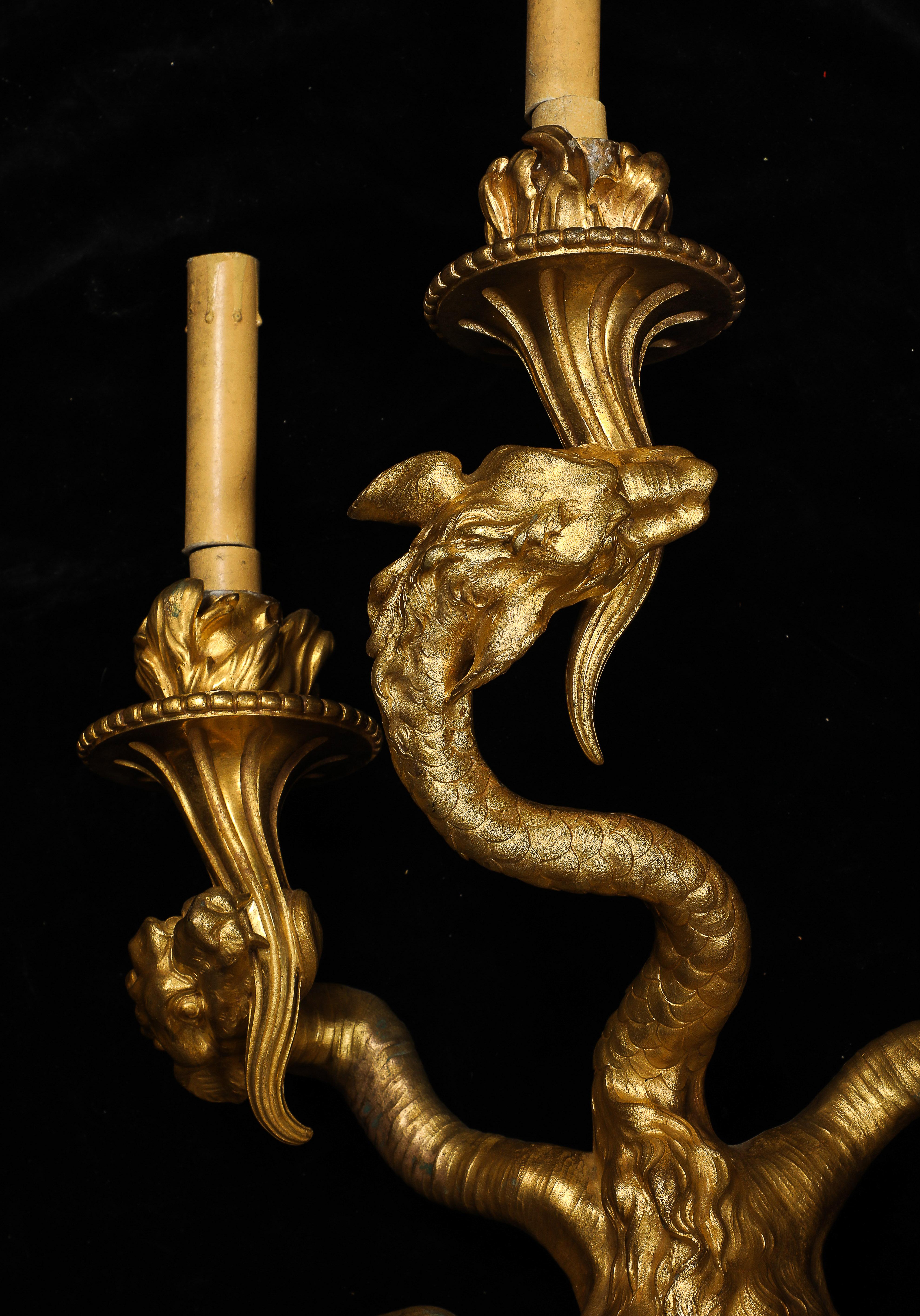 Metà XIX secolo Rara coppia di candelabri francesi a 3 bracci con tripla testa di drago in ormolu, Nicolas Pineau in vendita