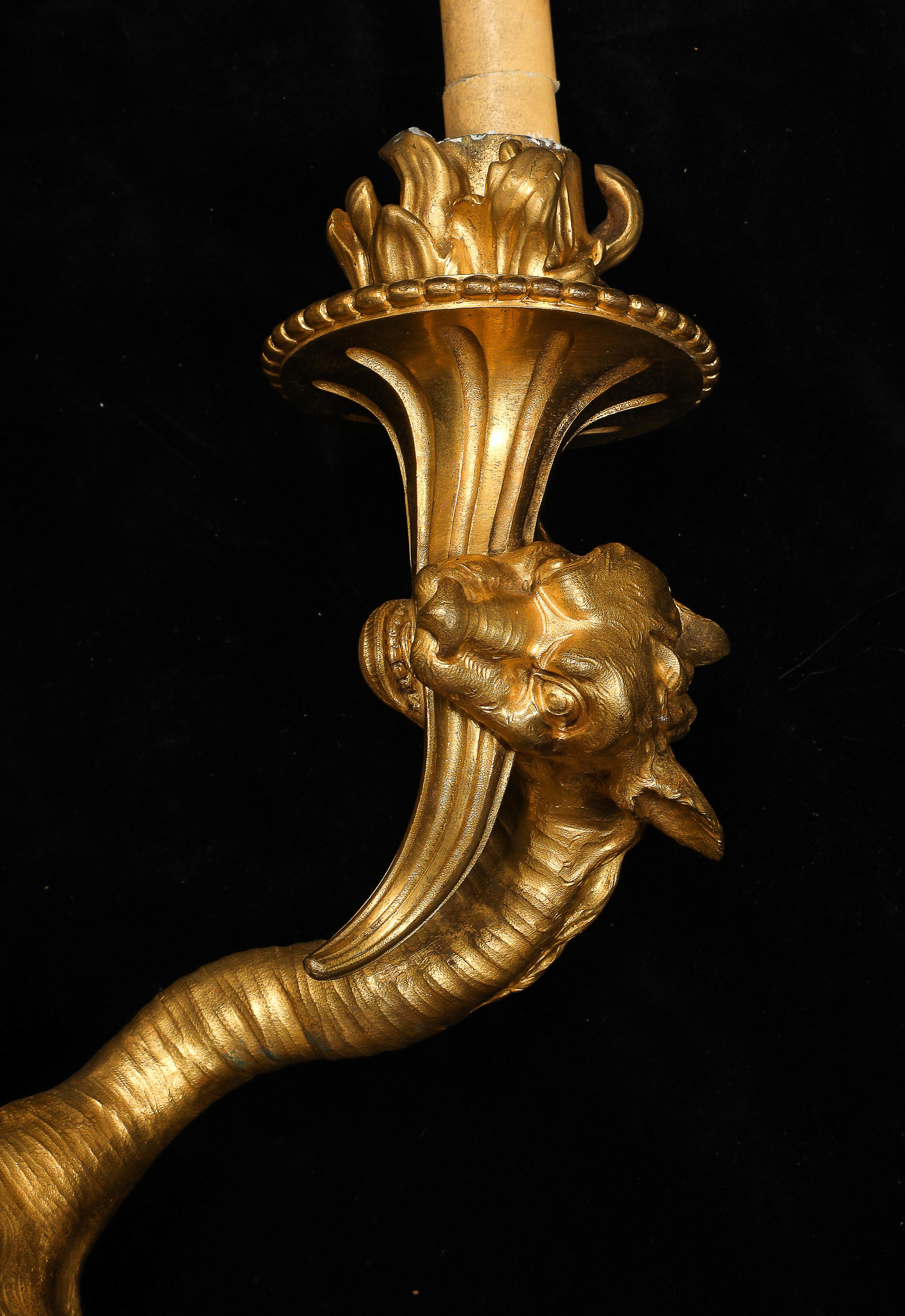 Bronzo Rara coppia di candelabri francesi a 3 bracci con tripla testa di drago in ormolu, Nicolas Pineau in vendita