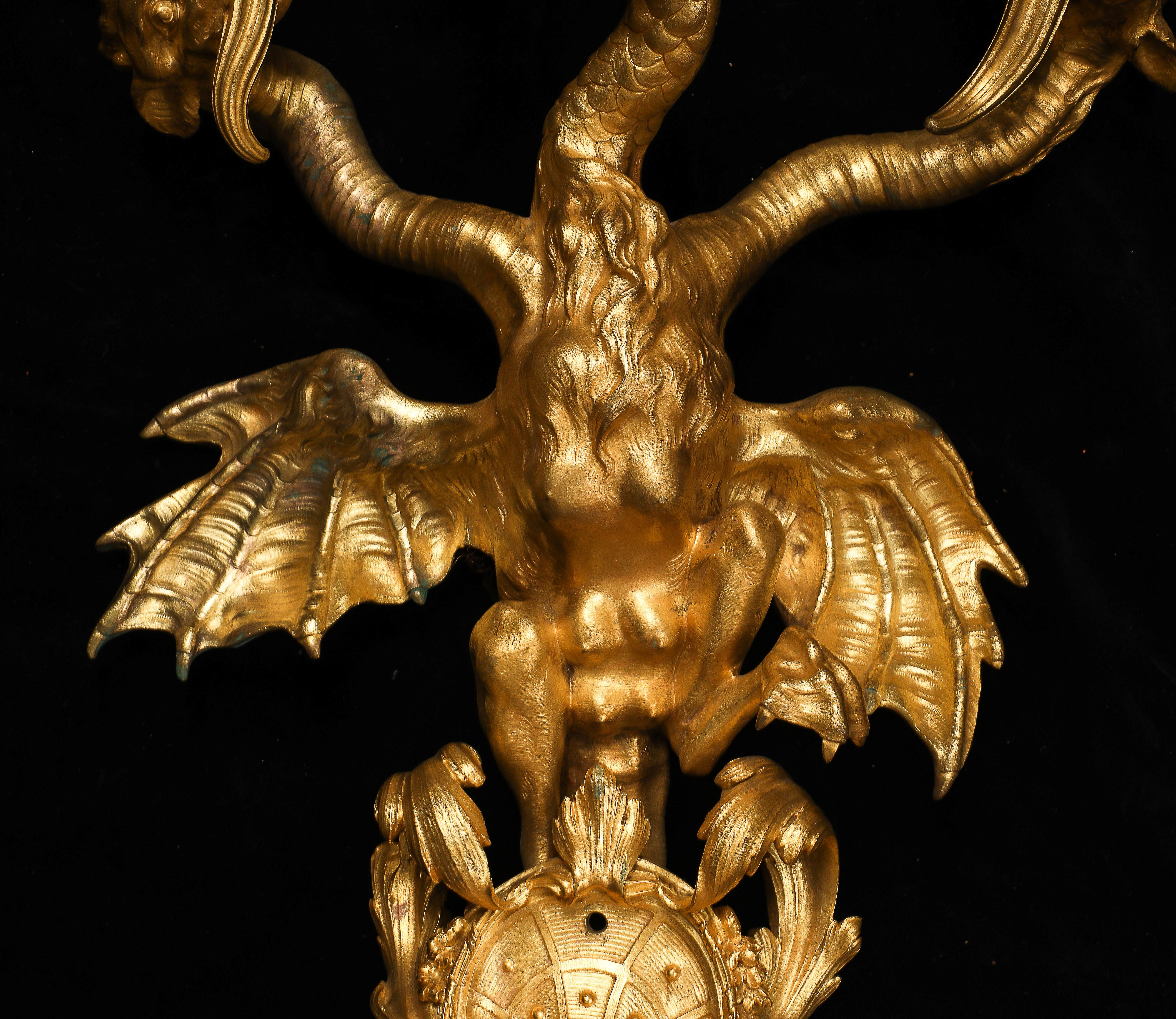 Rara coppia di candelabri francesi a 3 bracci con tripla testa di drago in ormolu, Nicolas Pineau in vendita 1