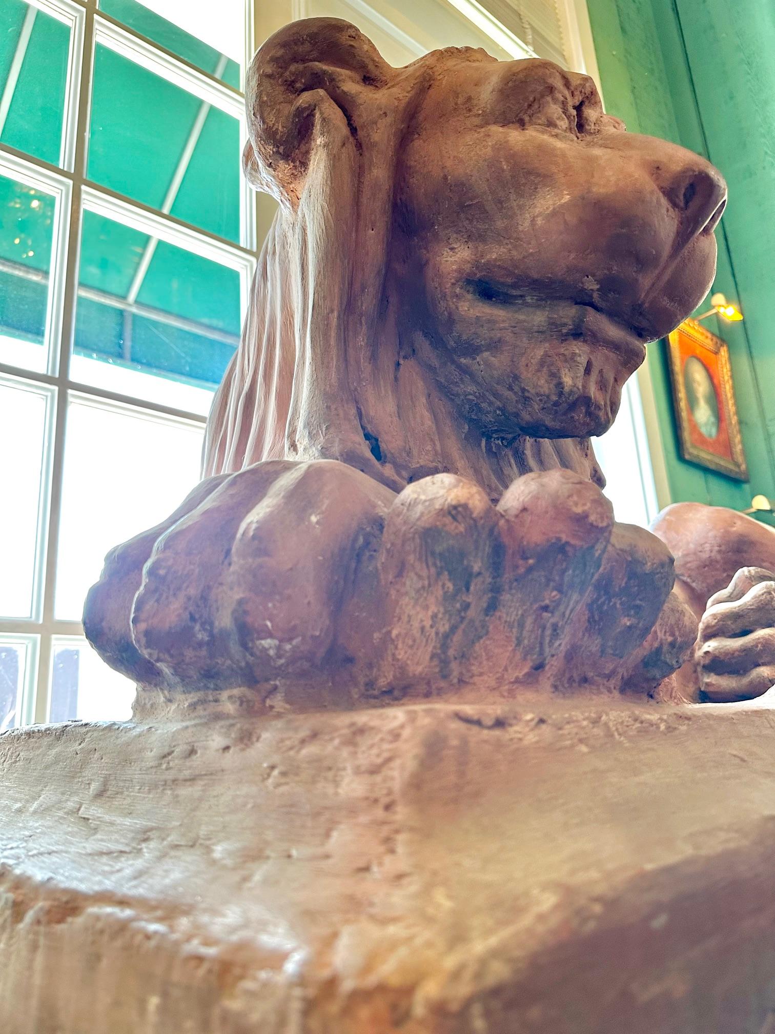 Rare paire de sculptures de lions Retour d'egypt en terre cuite de Los Angeles en vente 4