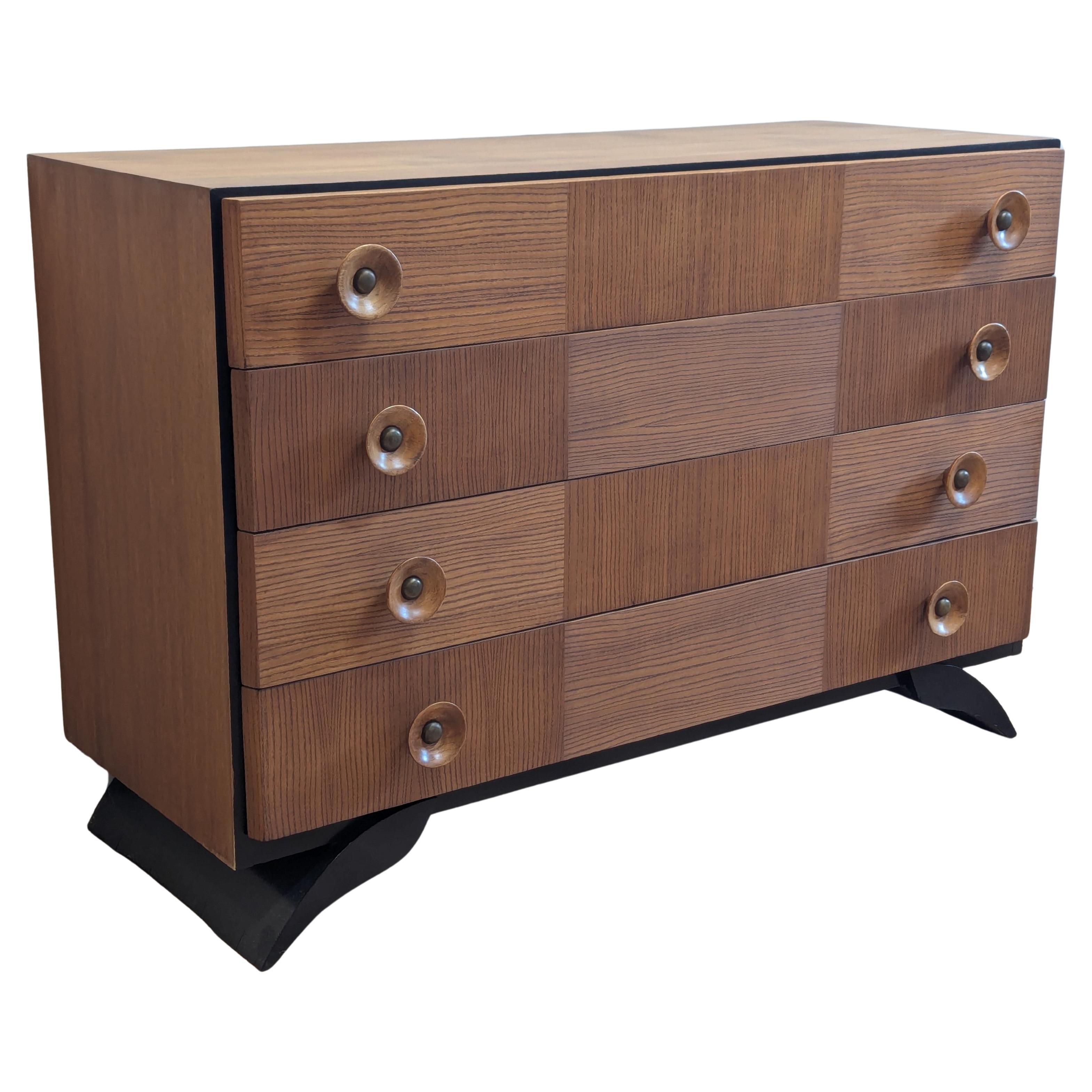 Rare paire de commodes Gilbert Rohde pour Herman Miller.  Commodes Gilbert Rohde modèle 4010 fabriquées par Herman Miller.   Commodes à quatre tiroirs avec  Boutons en bois tourné avec centre en laiton massif s'effilant à partir d'un placement plus