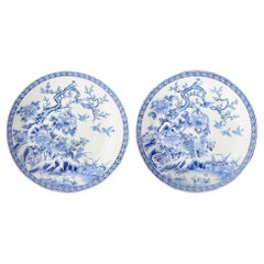Seltenes Paar japanischer blau-weißer Plattenhalter. 75 cm(29,5") Durchmesser