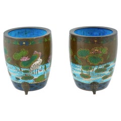 Raro par de macetas japonesas de esmalte de cloisonné Garzas en un estanque Cachepots