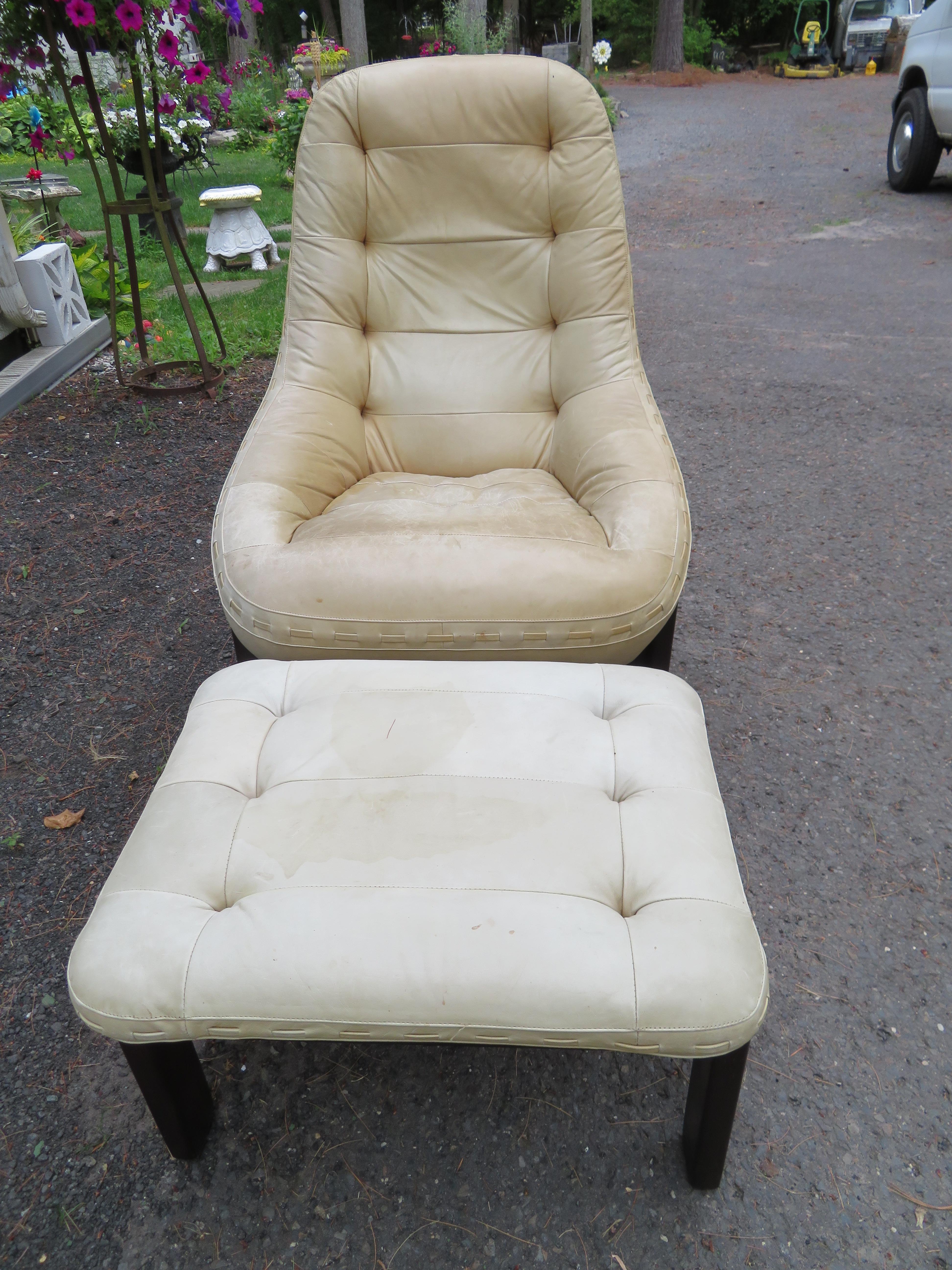 Scandinave moderne Rare paire de fauteuils de salon Jean Gillon en cuir de bois de rose, pouf et pouf Probel Brésil en vente