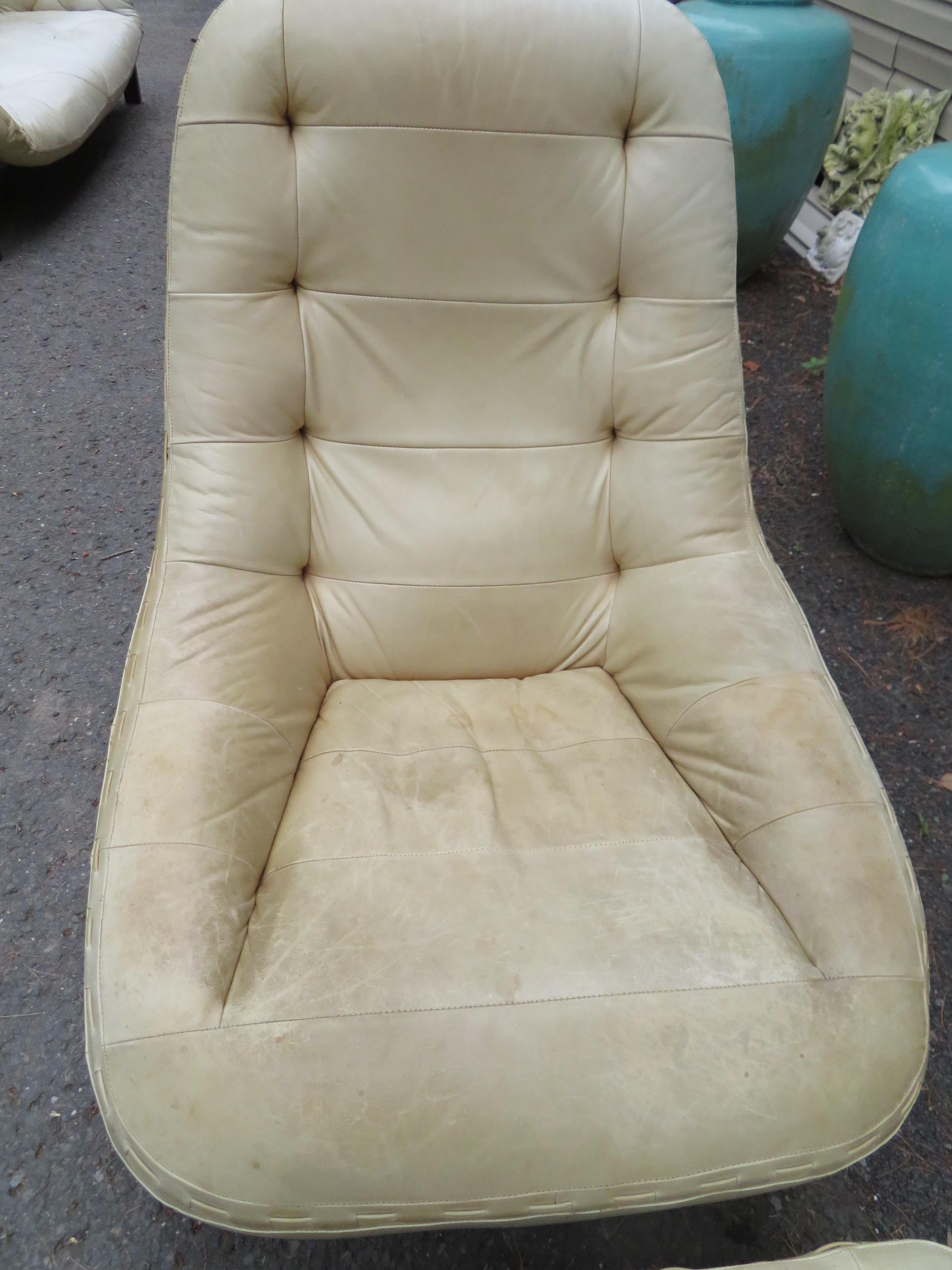 Milieu du XXe siècle Rare paire de fauteuils de salon Jean Gillon en cuir de bois de rose, pouf et pouf Probel Brésil en vente