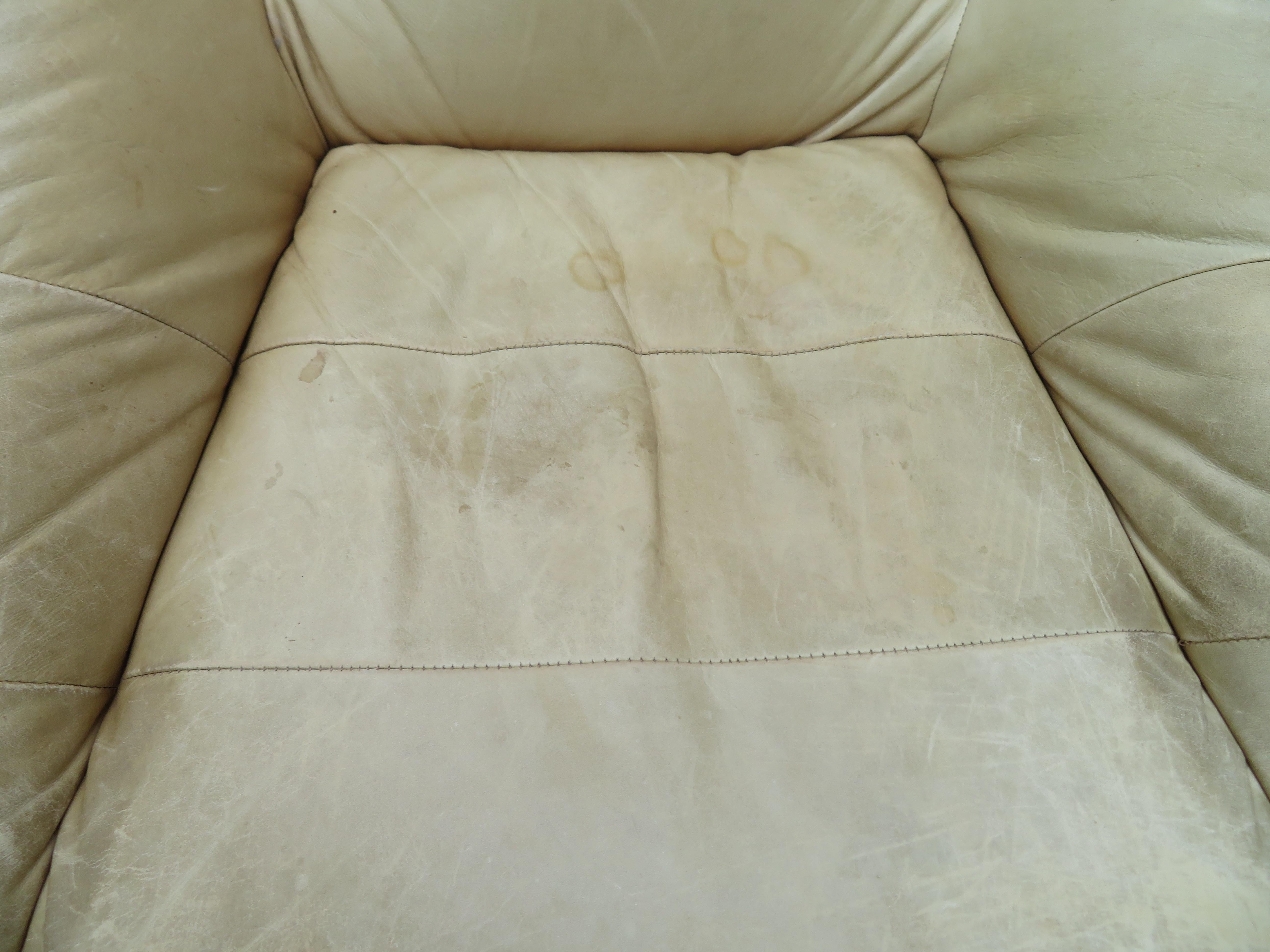 Cuir Rare paire de fauteuils de salon Jean Gillon en cuir de bois de rose, pouf et pouf Probel Brésil en vente