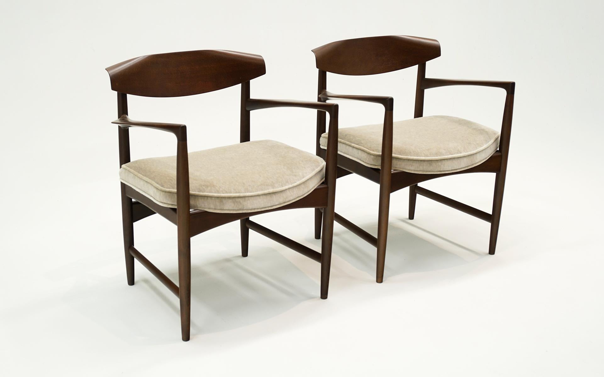 Rare ensemble de deux fauteuils conçus par IB Kofod Larsen.  Utilisez-les comme chaises de salle à manger, chaises de bureau ou chaises d'appoint.  Revisité par des experts et recouvert d'un tissu mohair crème/beige/blanc cassé.   