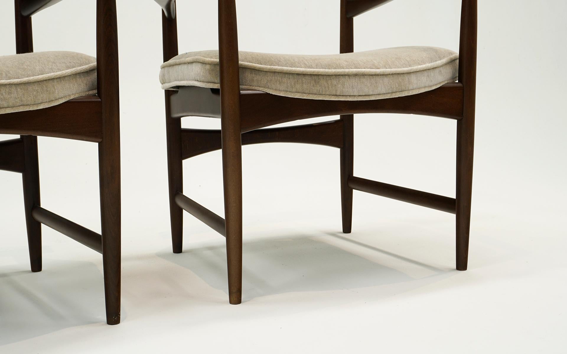 Danois Paire de fauteuils Kofod Larsen en excellent état. en vente