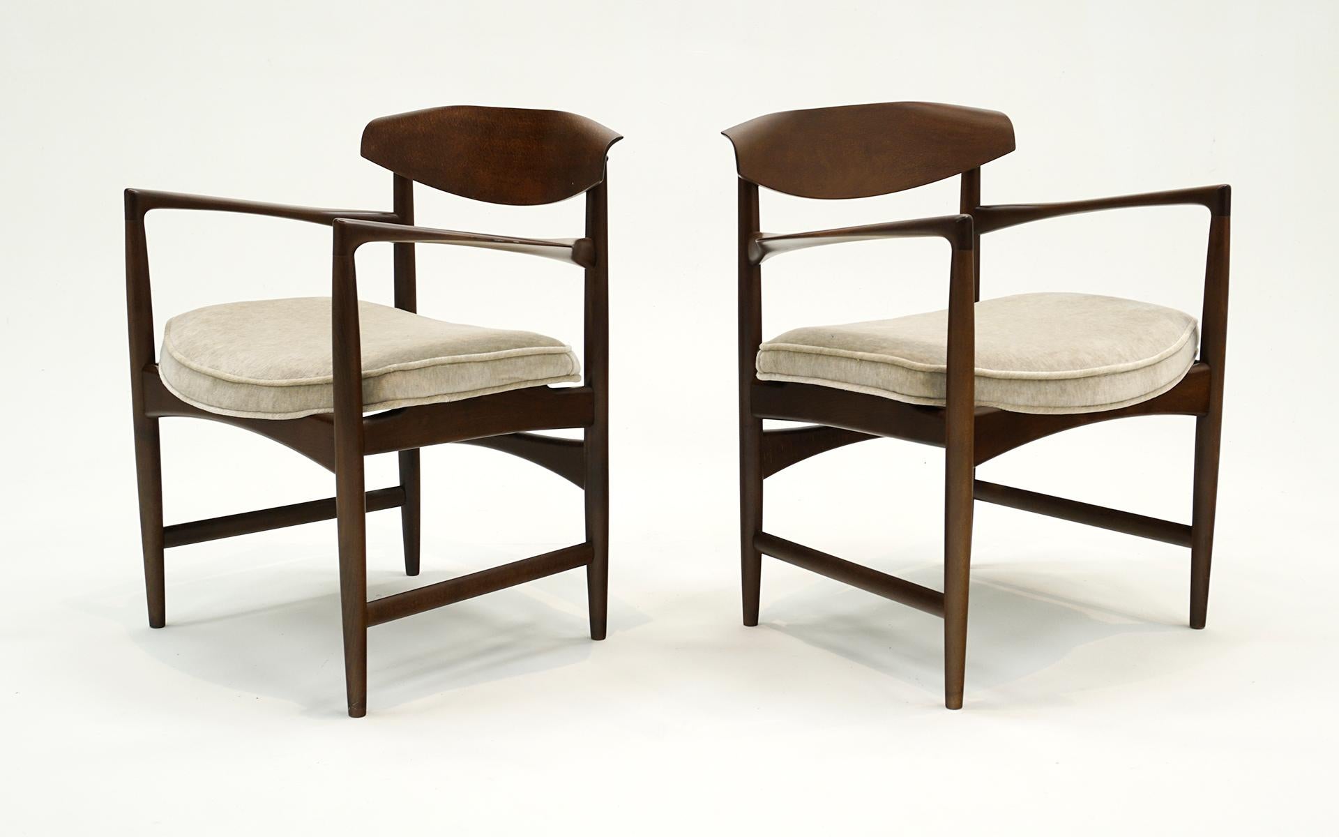 Paire de fauteuils Kofod Larsen en excellent état. Excellent état - En vente à Kansas City, MO