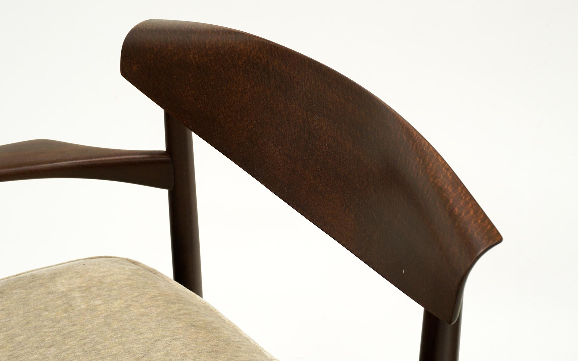 Milieu du XXe siècle Paire de fauteuils Kofod Larsen en excellent état. en vente