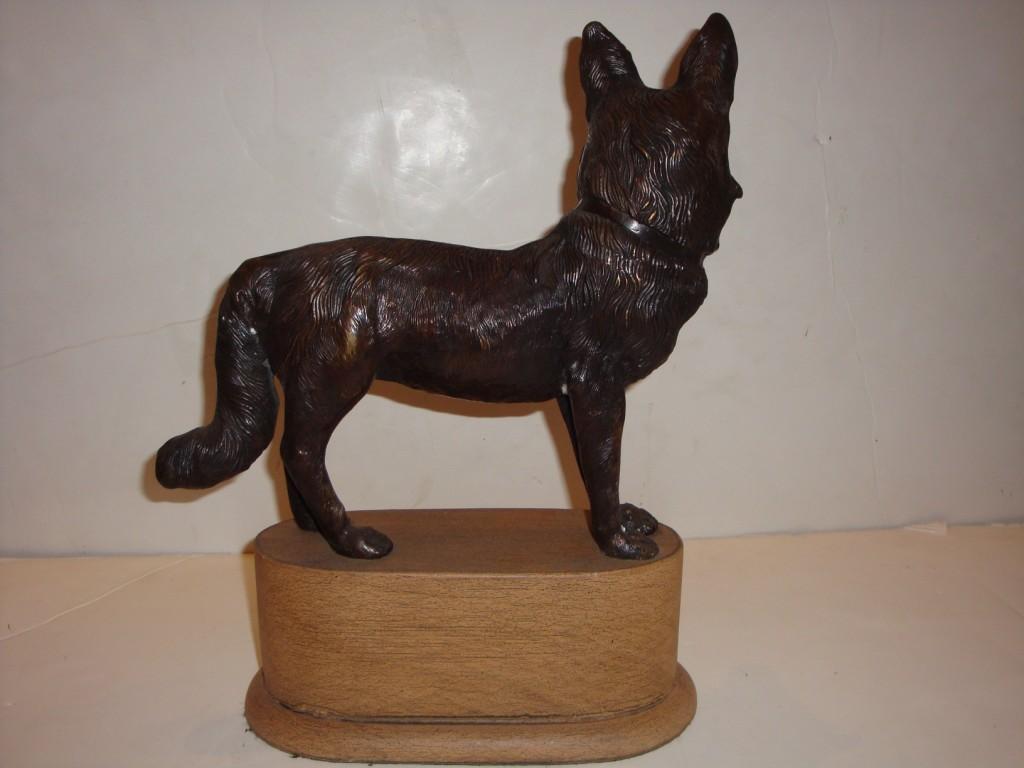 Paire de sculptures de chiens lévriers en bronze lourd sur base en bois, d'une qualité exquise et magnifique. Provenant d'une Collection Exquise en Pennsylvanie. Une vraie beauté !!!
