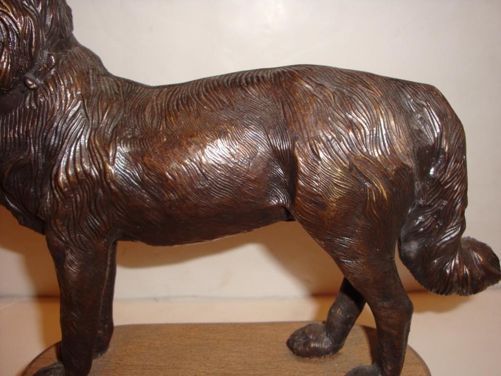 Rare paire de grandes sculptures de statue de chien lévrier en bronze / bouchon de porte en bois Bon état - En vente à New York, NY