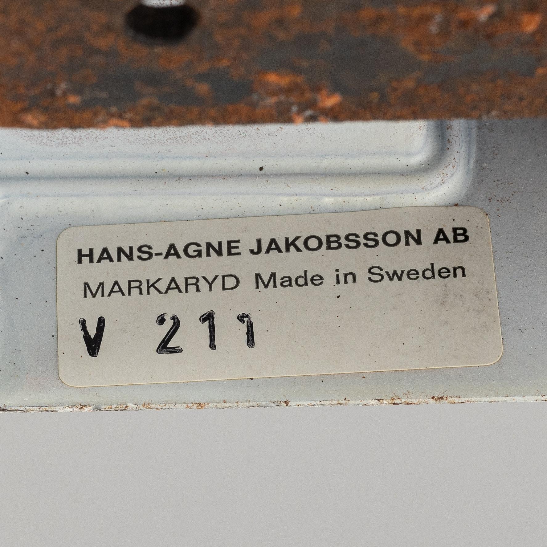 Paar Wandleuchten Modell V211
Hergestellt von Hans Agne Jakobsson AB 
Markaryd, Schweden, 1960er Jahre Auf dem Label innen markiert.
Großer Anteil H 30 cm Durchm. 25 cm
Buchenholz, Kunststoff. Elektrifizierung nicht getestet
Der schwedische