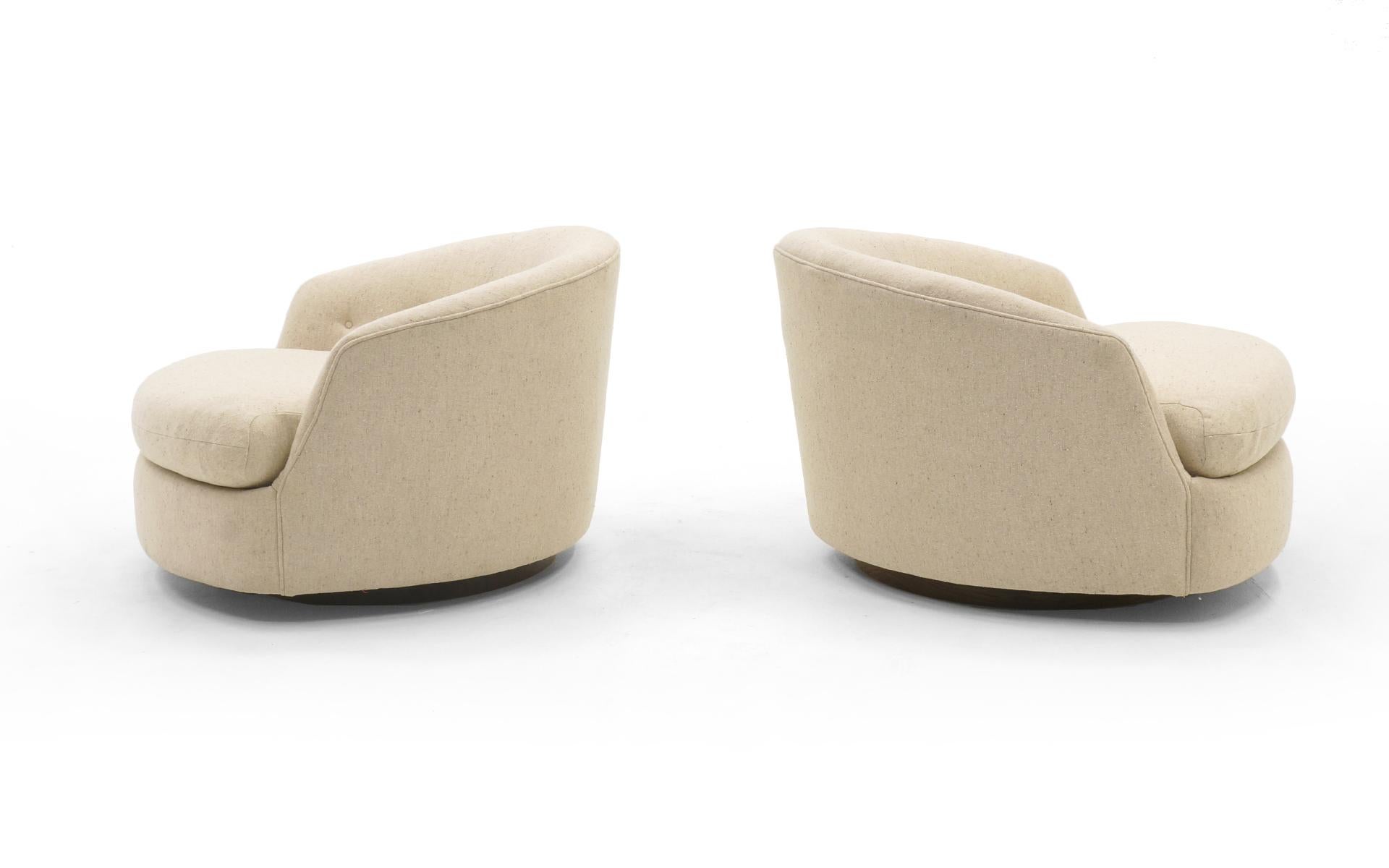 Mid-Century Modern Rare Pair of Large Round Milo Baughman Swivel Club Chairs, Original, Signed