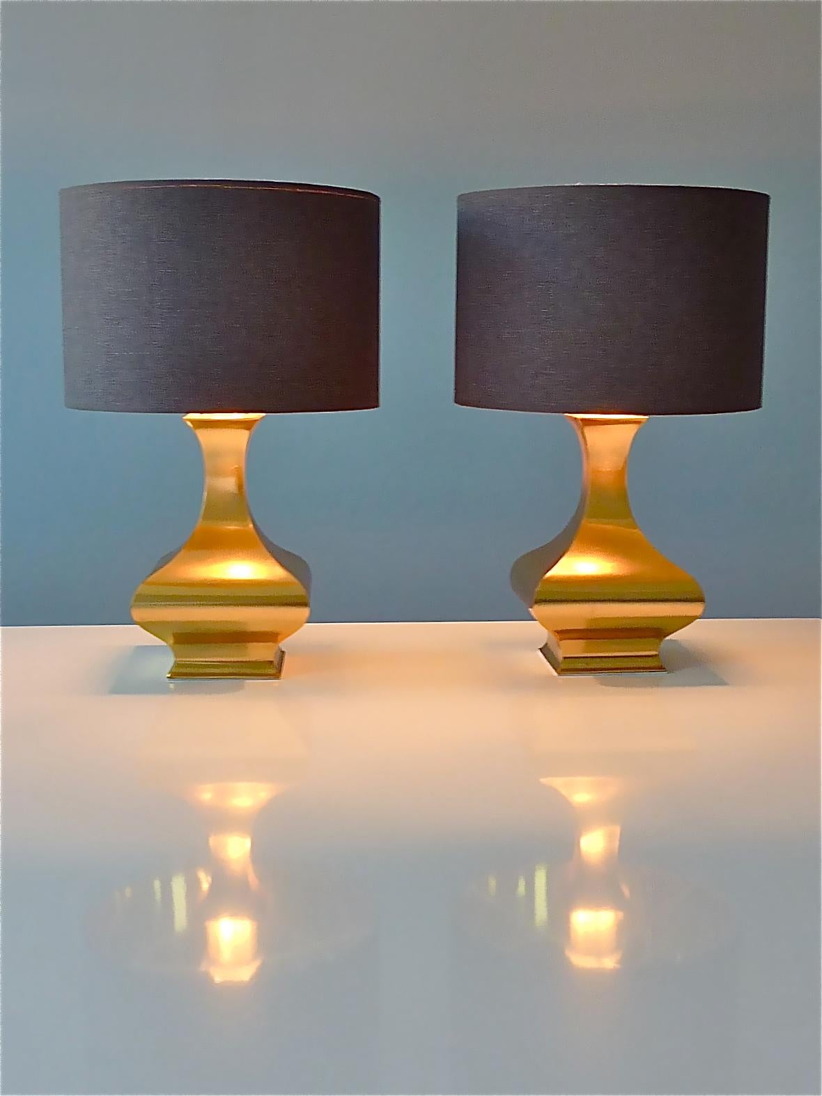 Erstaunlich seltenes Paar vergoldeter Messing-Edelstahl-Tischlampen, entworfen von Maria Pergay, Frankreich, um 1970er Jahre. Jede Tischleuchte hat eine Kunststofffassung und kann mit einer E27-Schraubglühbirne beleuchtet werden. Verdrahtung und