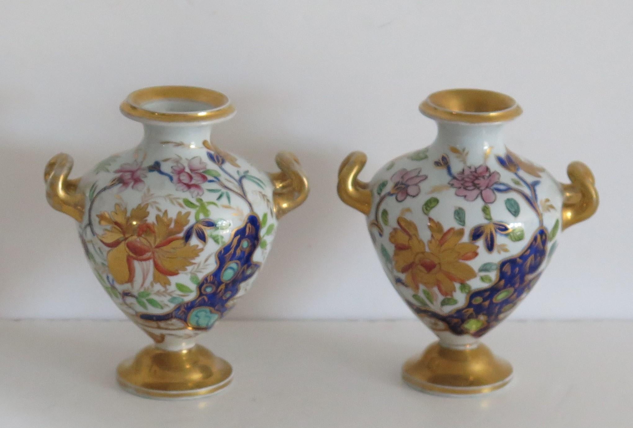 Il s'agit d'une paire rare de vases ou d'urnes miniatures en pierre de fer de Mason, peints à la main dans le magnifique motif 