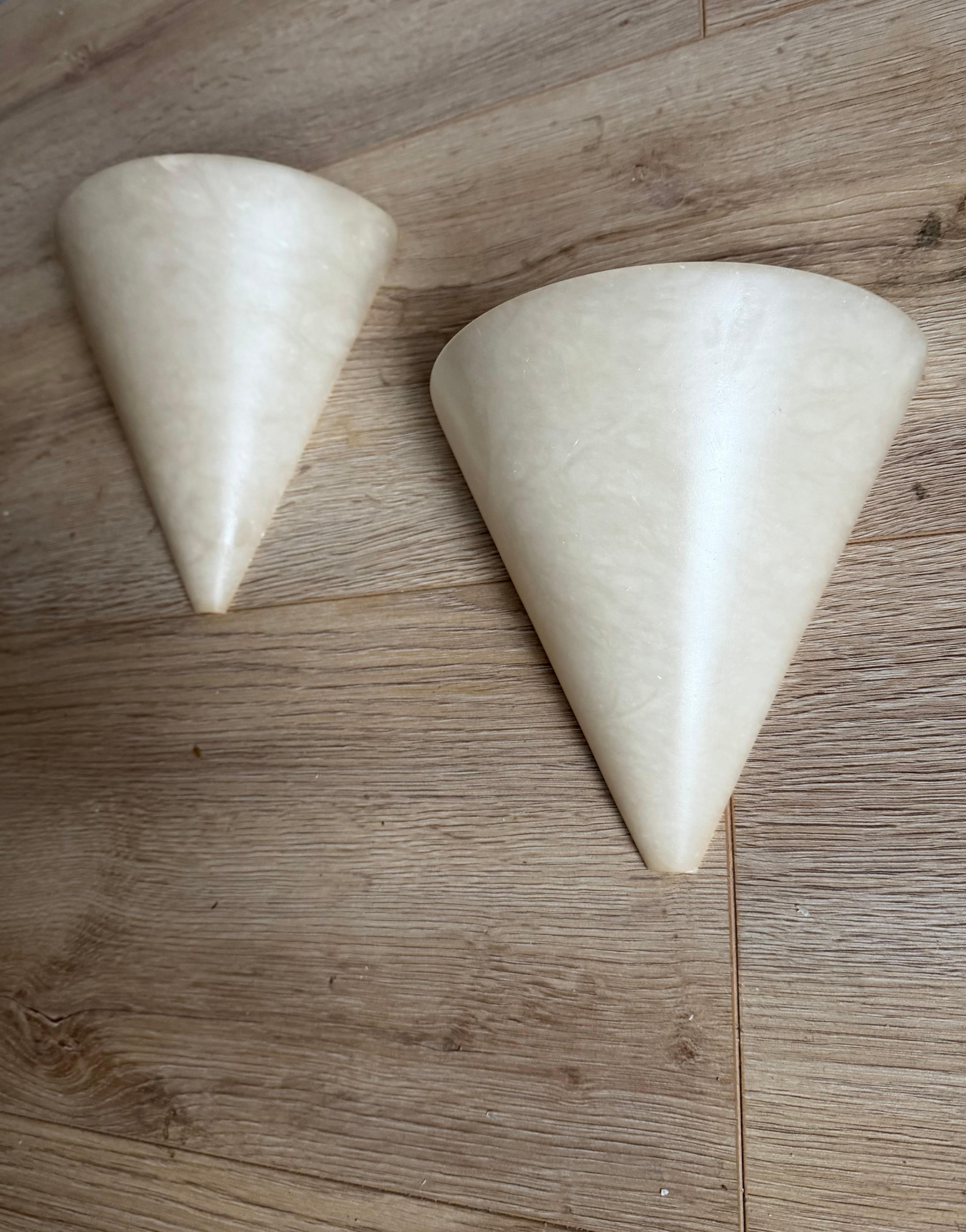Rare Pair Midcentury Modern, Art Deco Style Cone-Shaped Alabaster Wall Sconces en venta 2