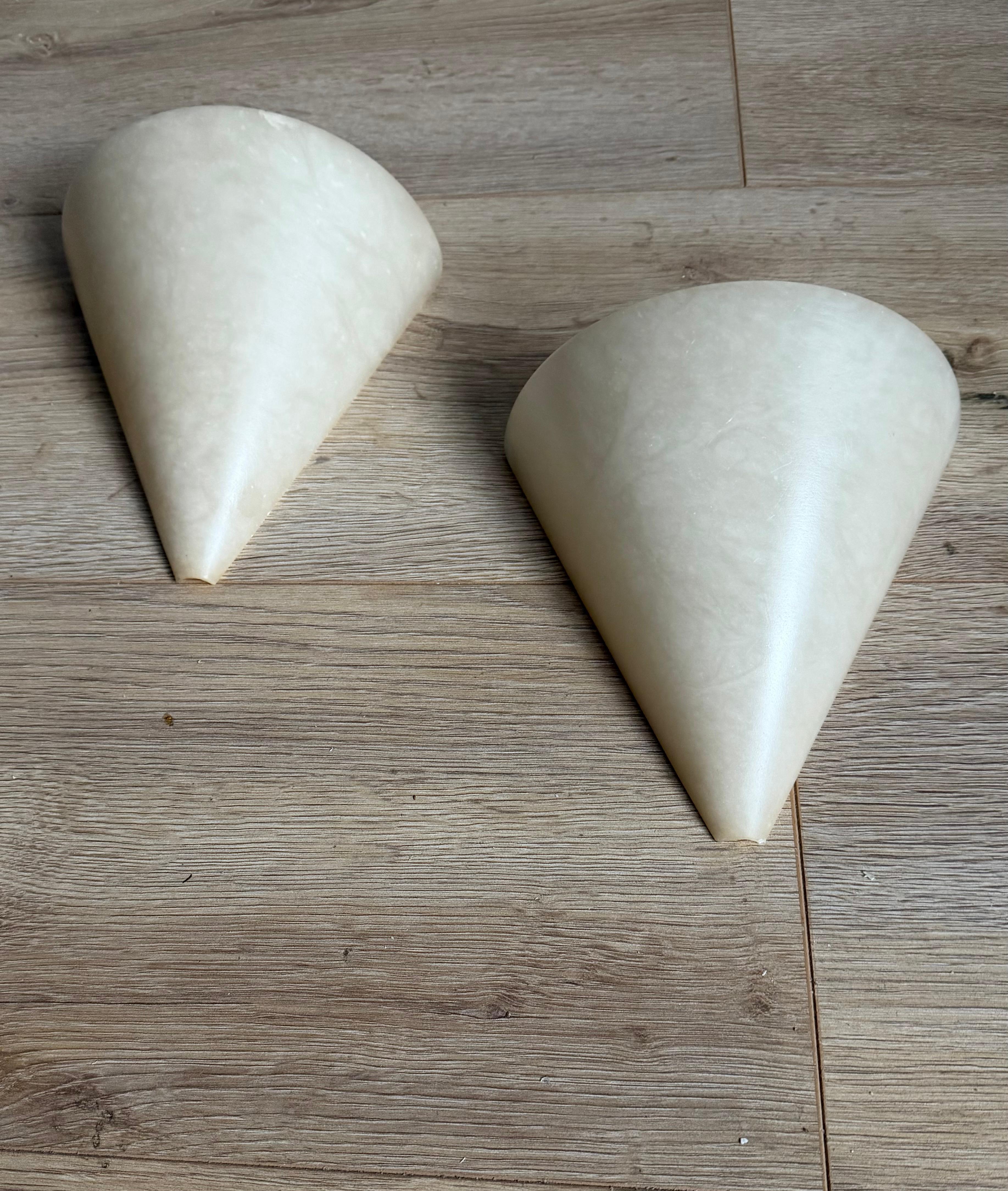 Rare Pair Midcentury Modern, Art Deco Style Cone-Shaped Alabaster Wall Sconces en venta 4