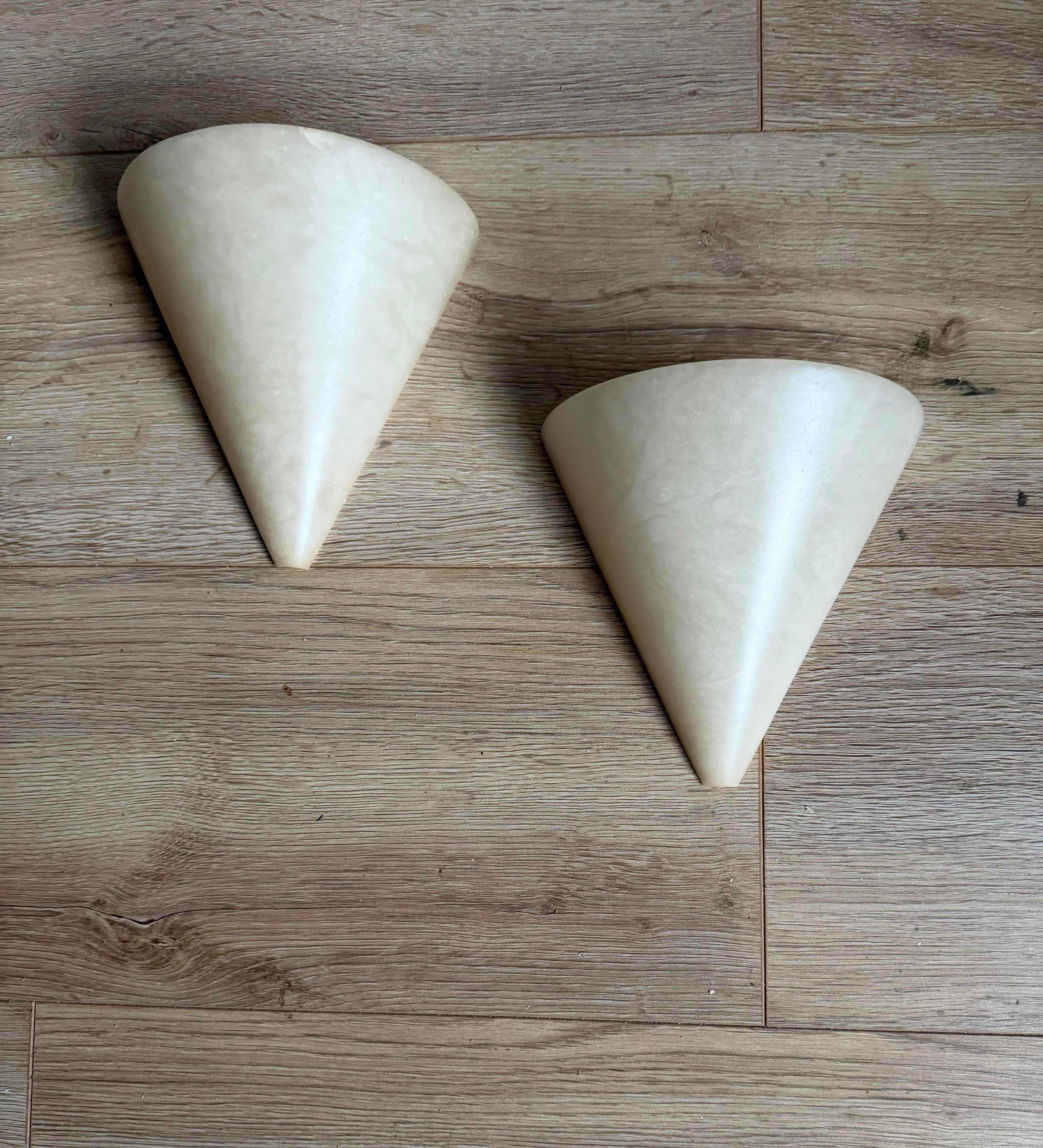 Rare Pair Midcentury Modern, Art Deco Style Cone-Shaped Alabaster Wall Sconces en venta 5