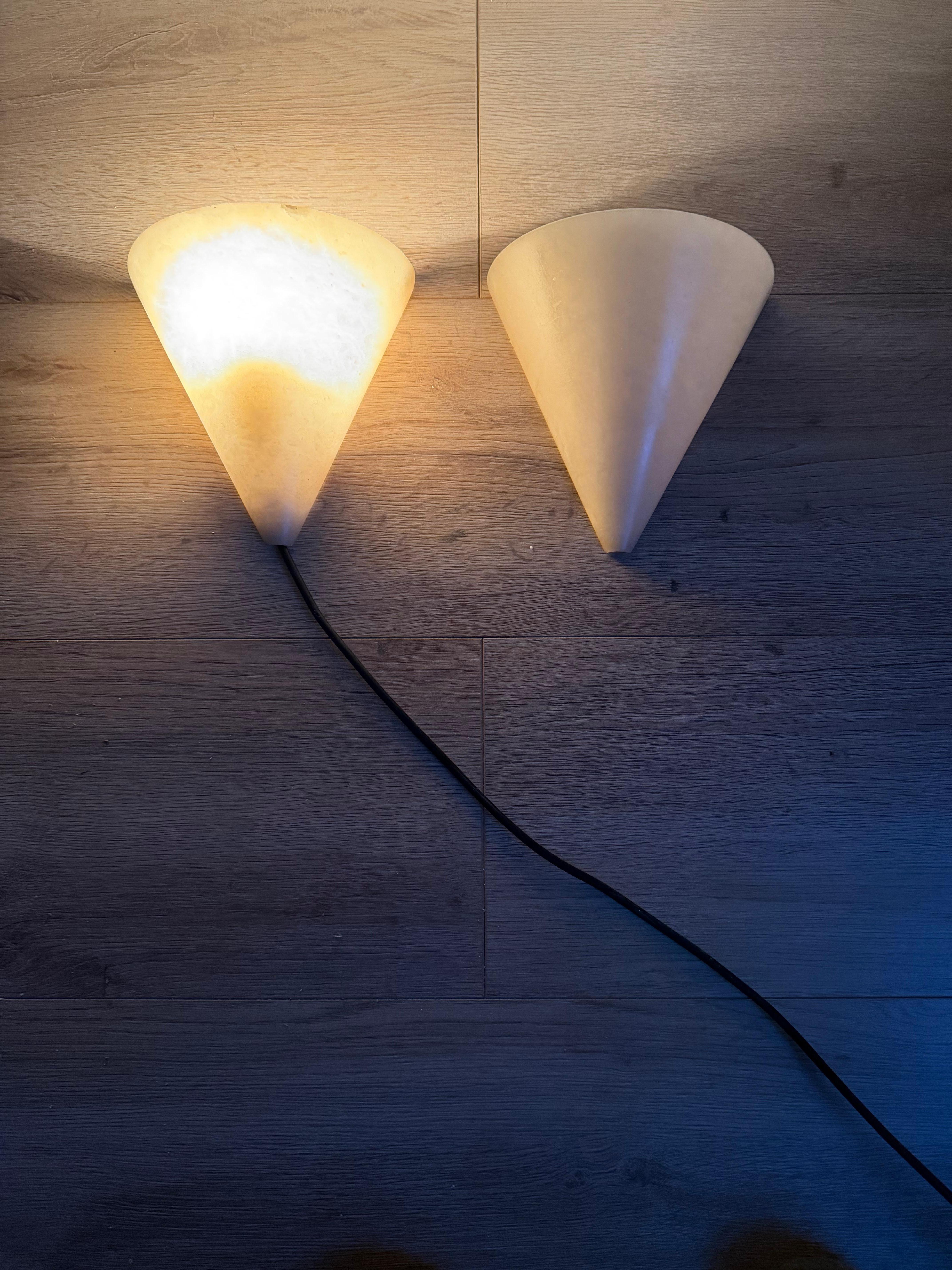 Rare Pair Midcentury Modern, Art Deco Style Cone-Shaped Alabaster Wall Sconces en venta 6