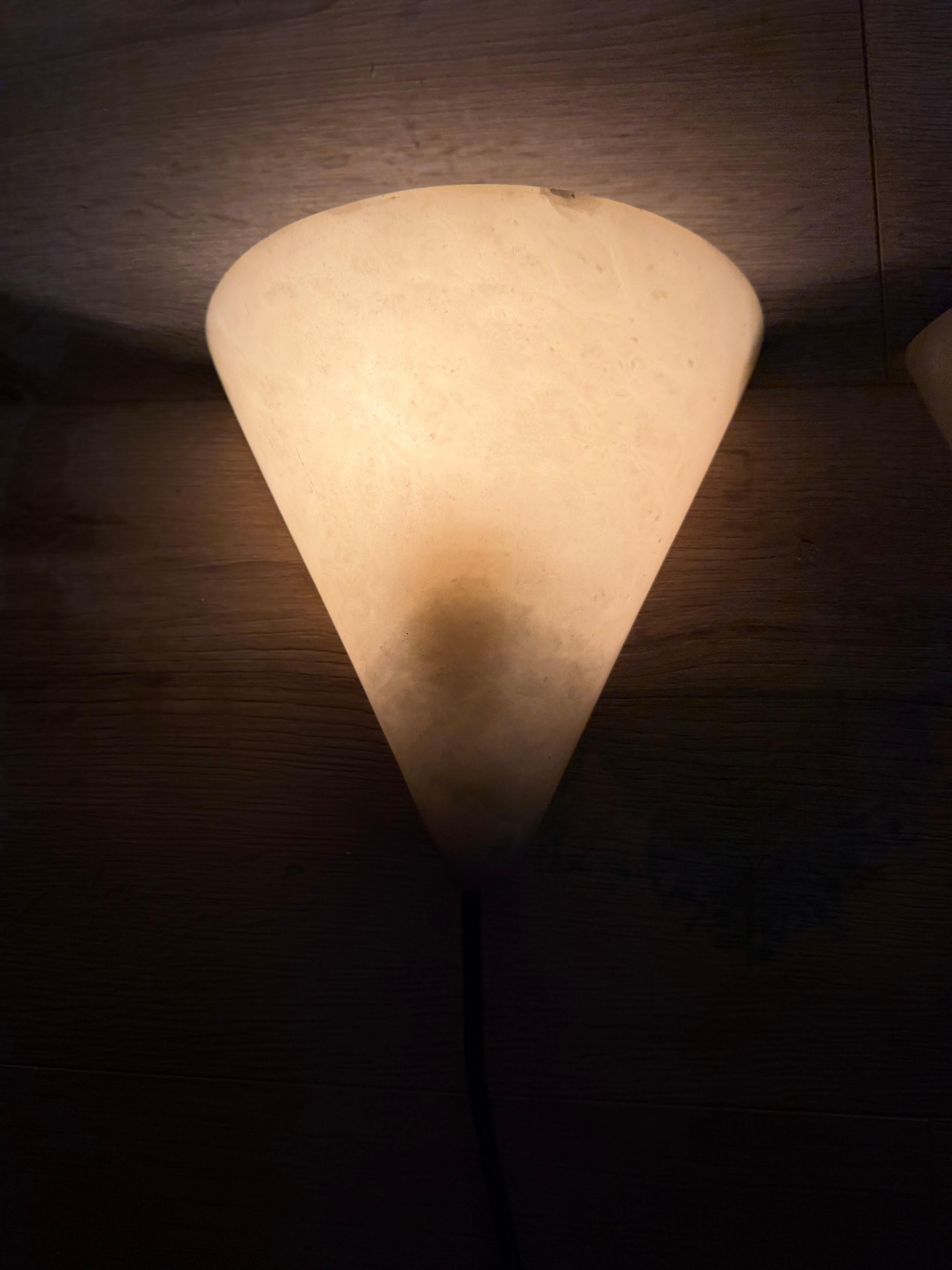 Rare Pair Midcentury Modern, Art Deco Style Cone-Shaped Alabaster Wall Sconces en venta 7