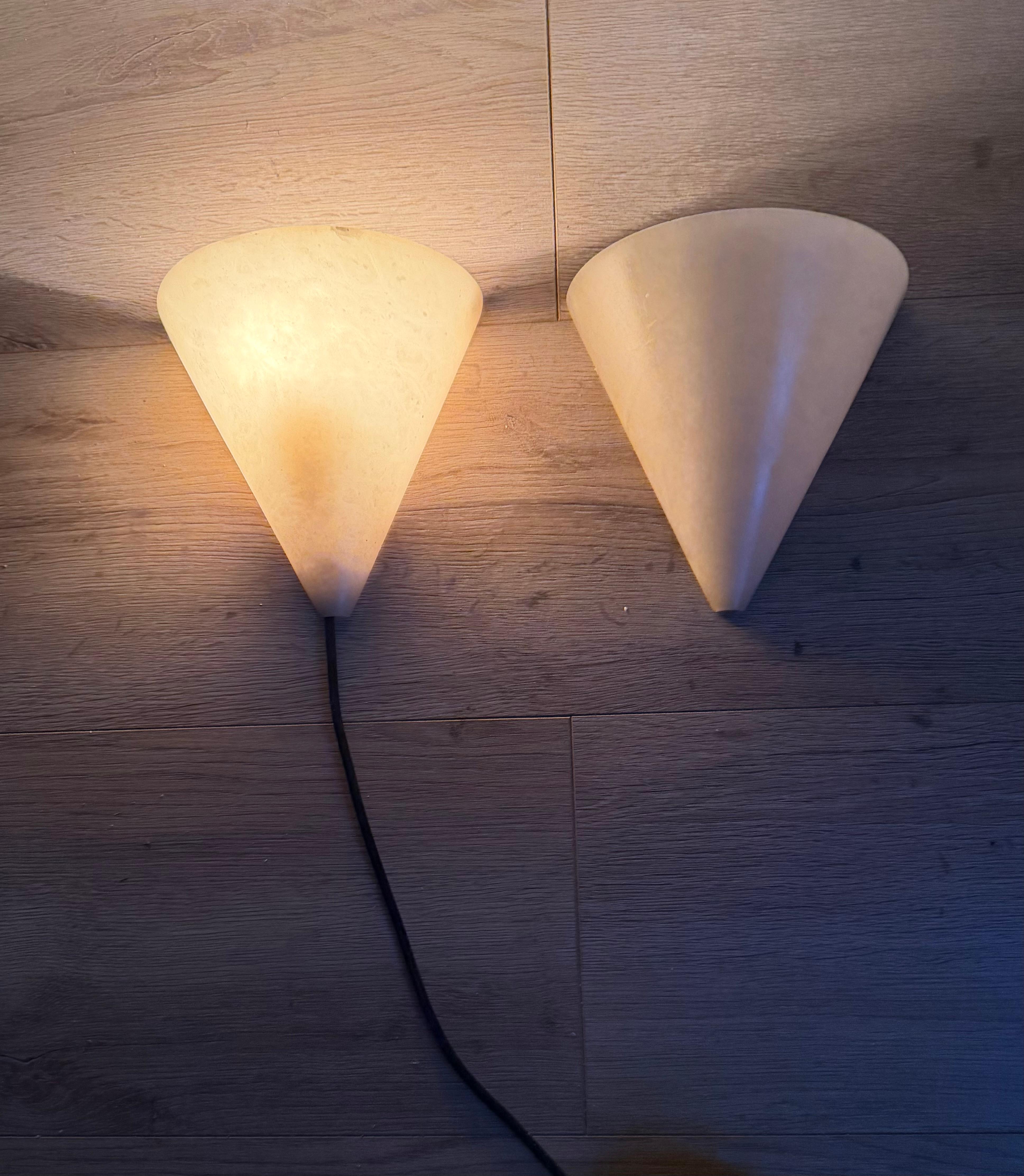 Rare Pair Midcentury Modern, Art Deco Style Cone-Shaped Alabaster Wall Sconces en venta 8
