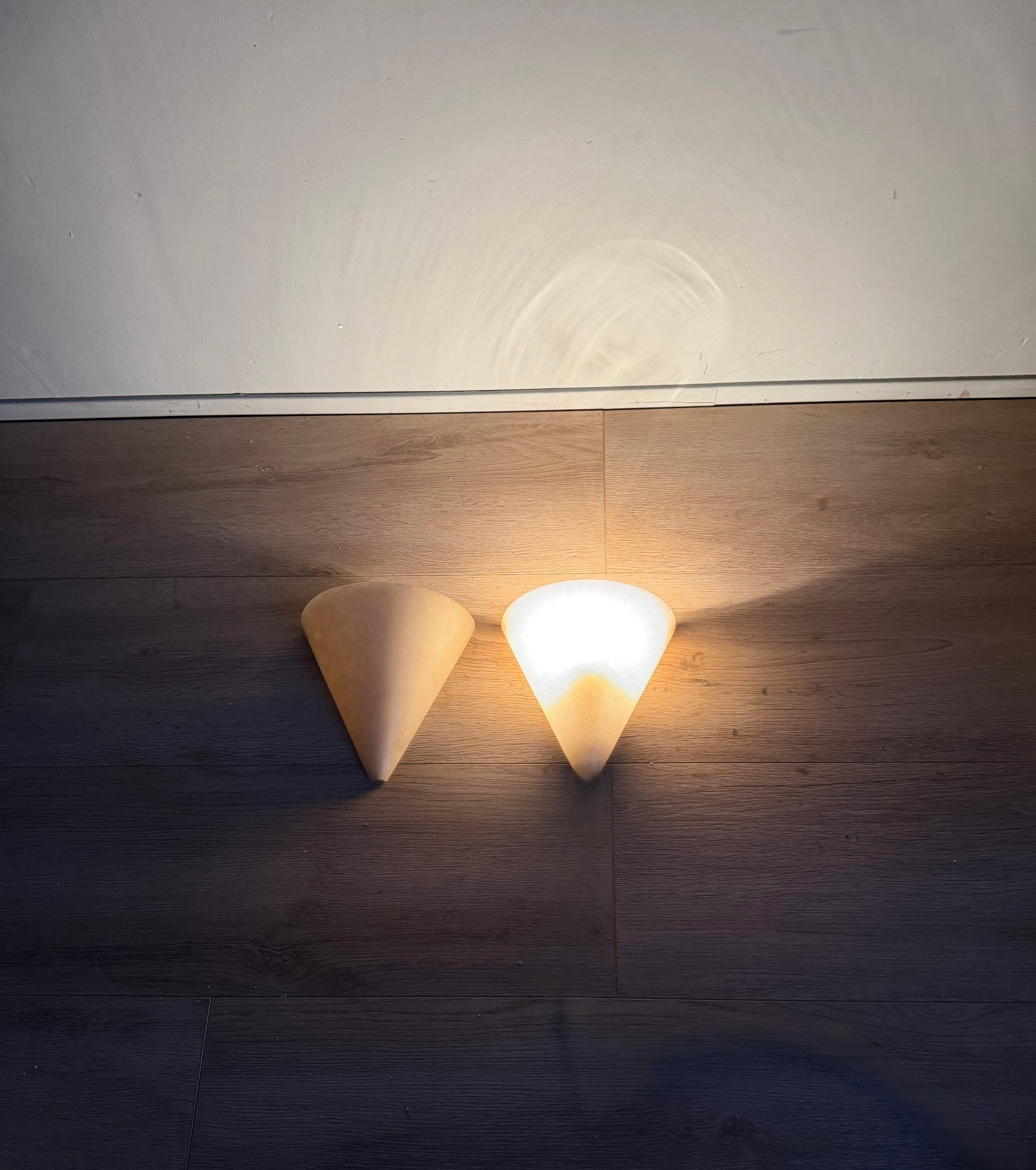 Rare Pair Midcentury Modern, Art Deco Style Cone-Shaped Alabaster Wall Sconces en venta 9