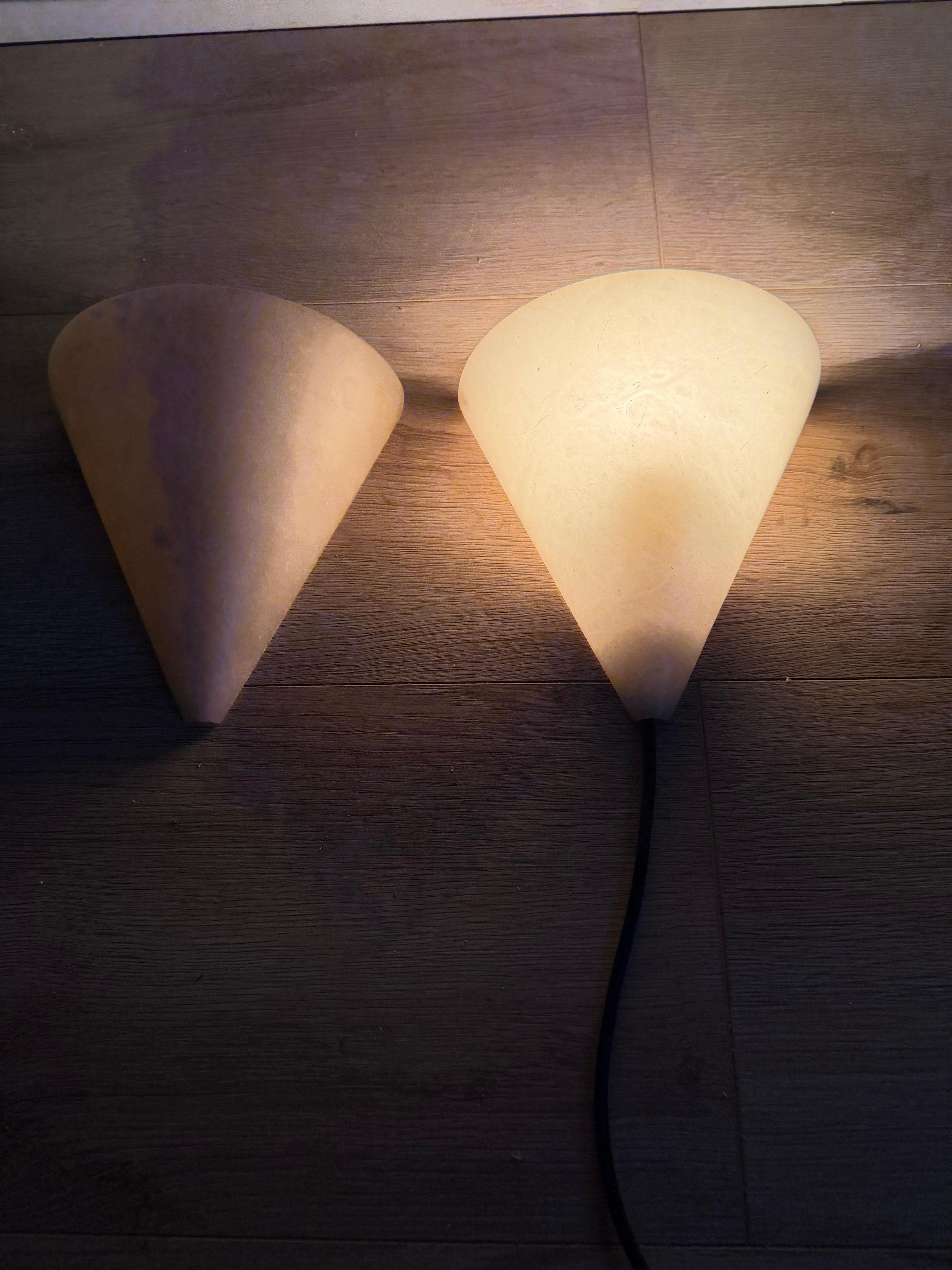 Rare Pair Midcentury Modern, Art Deco Style Cone-Shaped Alabaster Wall Sconces en venta 11