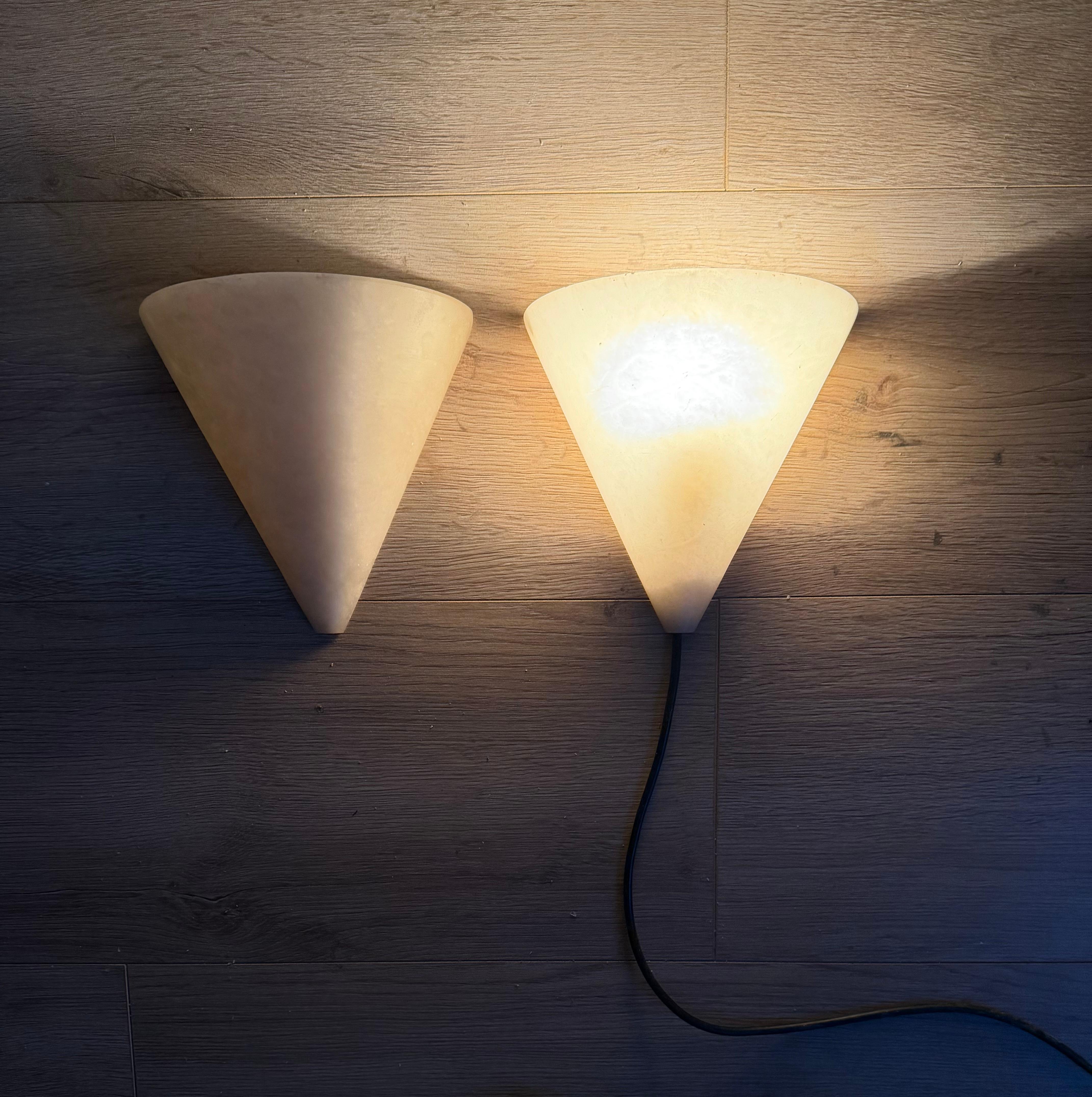 Rare Pair Midcentury Modern, Art Deco Style Cone-Shaped Alabaster Wall Sconces en venta 12