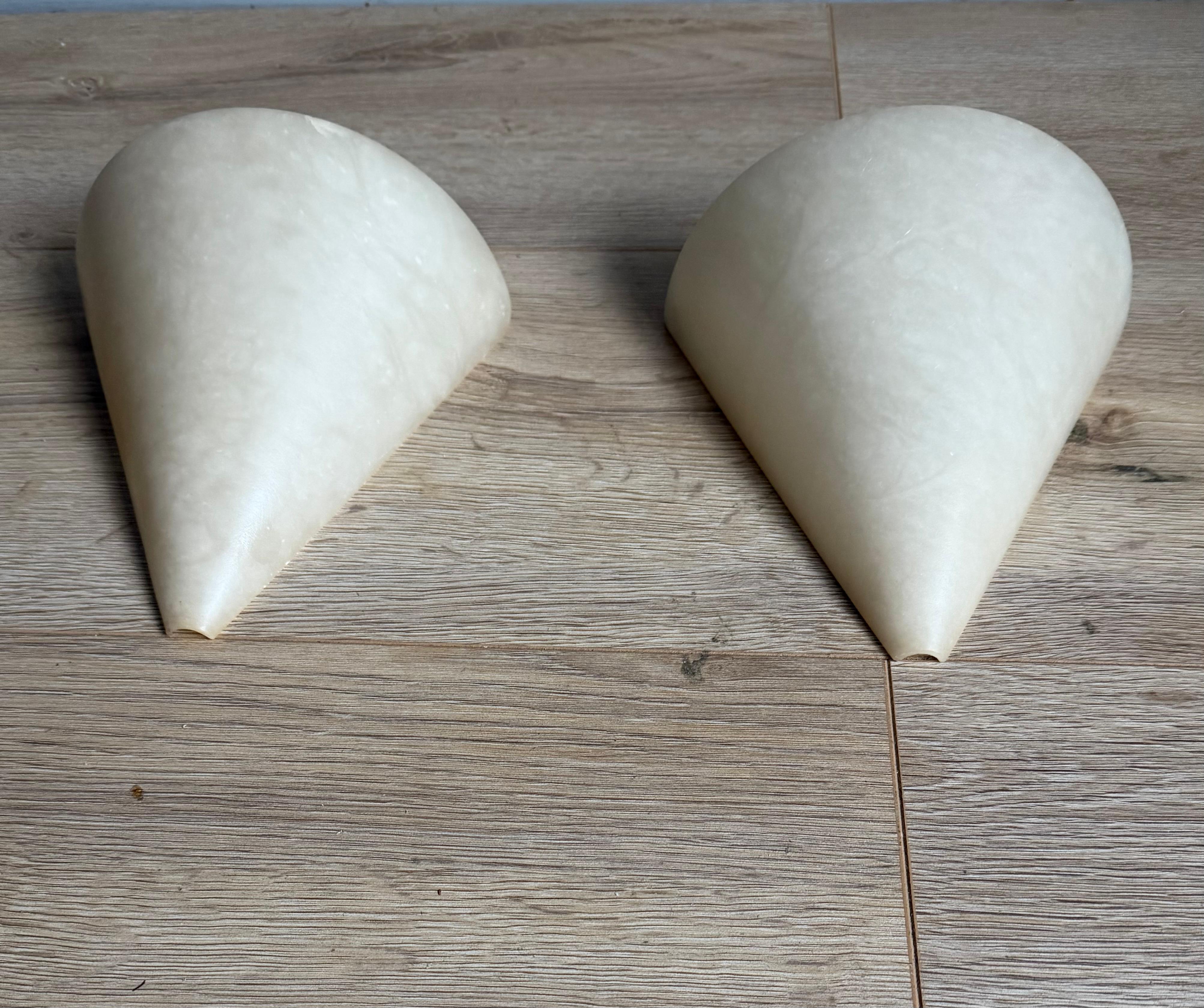 Rare Pair Midcentury Modern, Art Deco Style Cone-Shaped Alabaster Wall Sconces Art Decó en venta