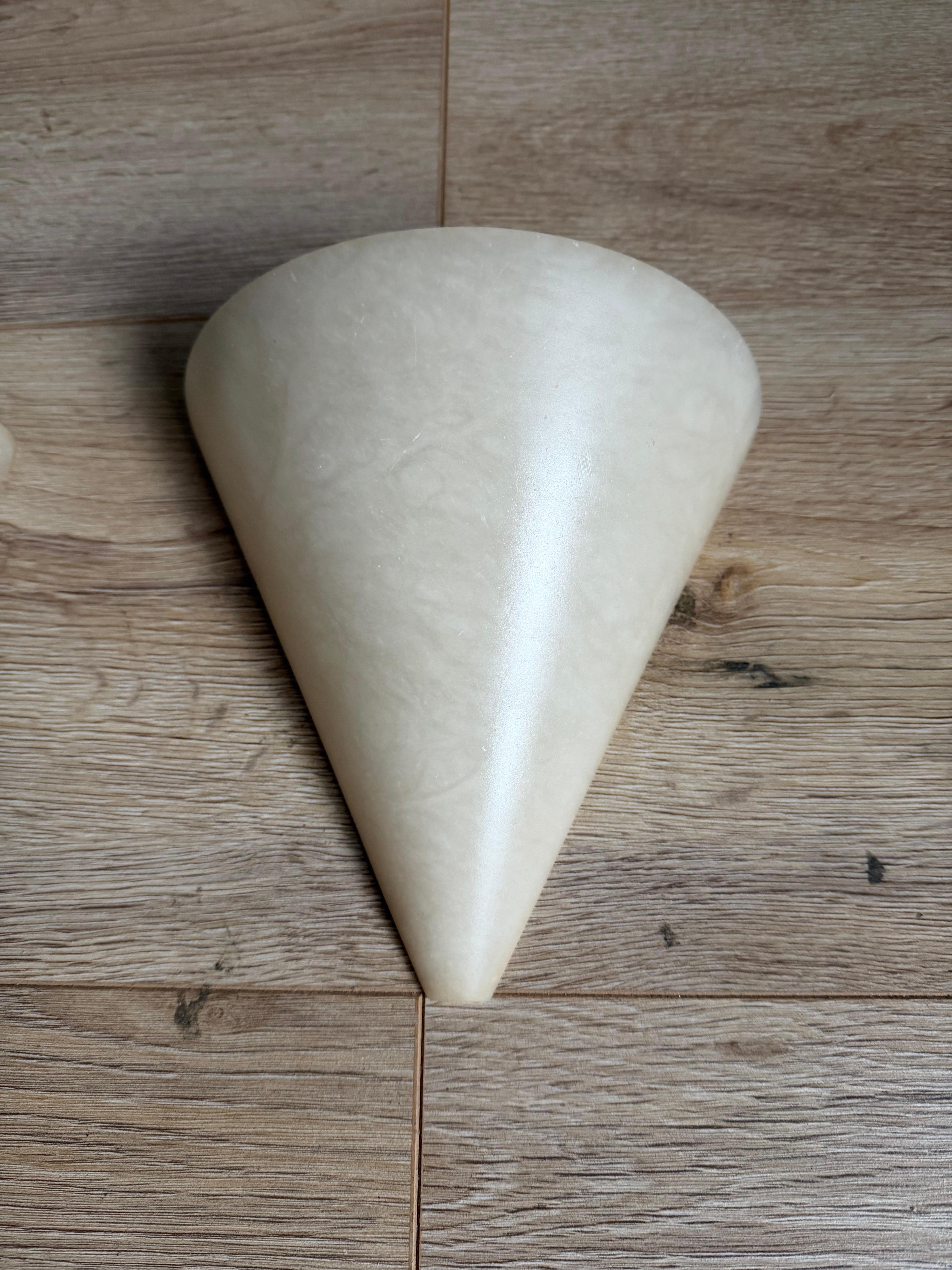 Rare Pair Midcentury Modern, Art Deco Style Cone-Shaped Alabaster Wall Sconces Italiano en venta