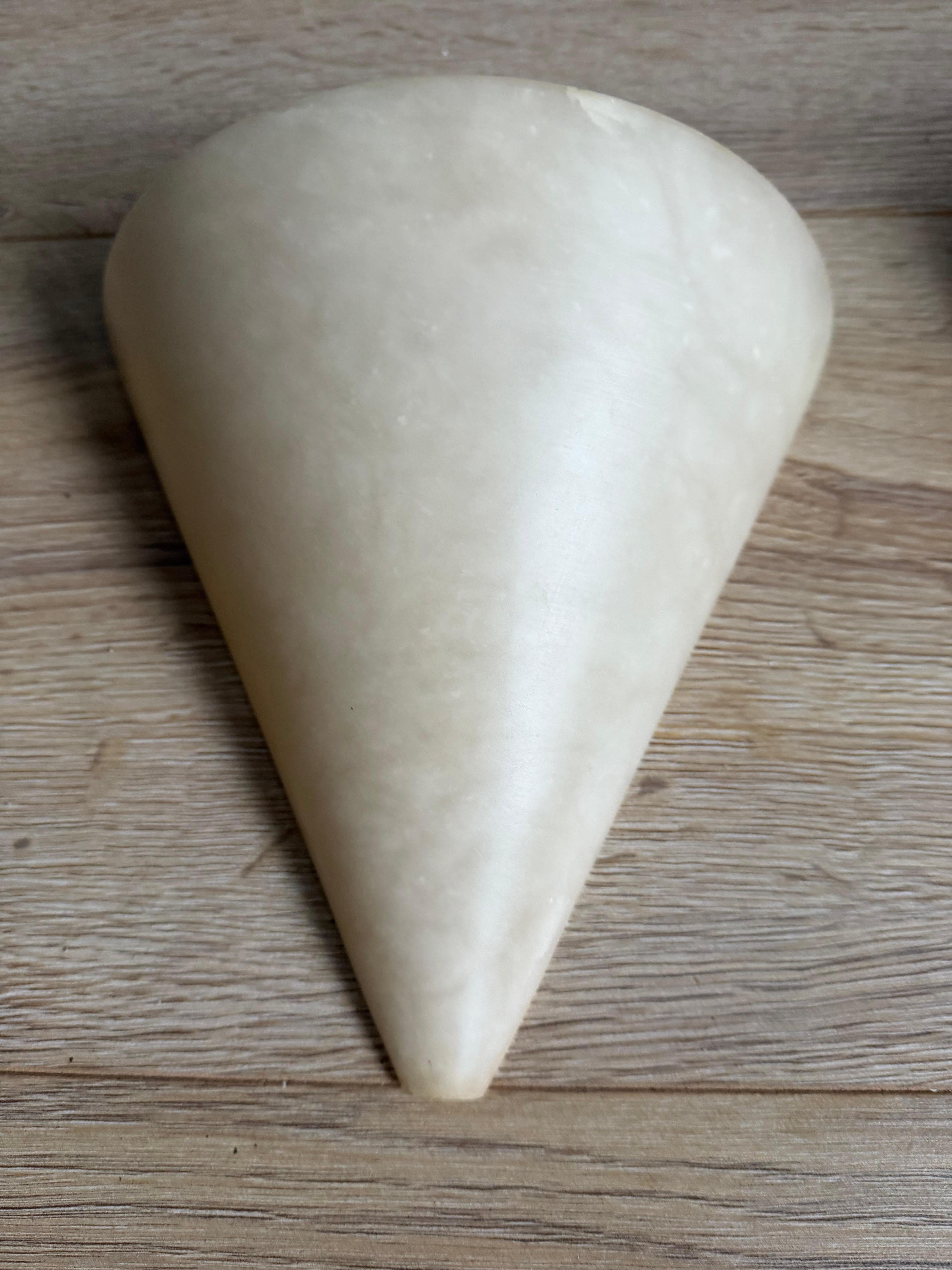 Rare Pair Midcentury Modern, Art Deco Style Cone-Shaped Alabaster Wall Sconces Tallado a mano en venta