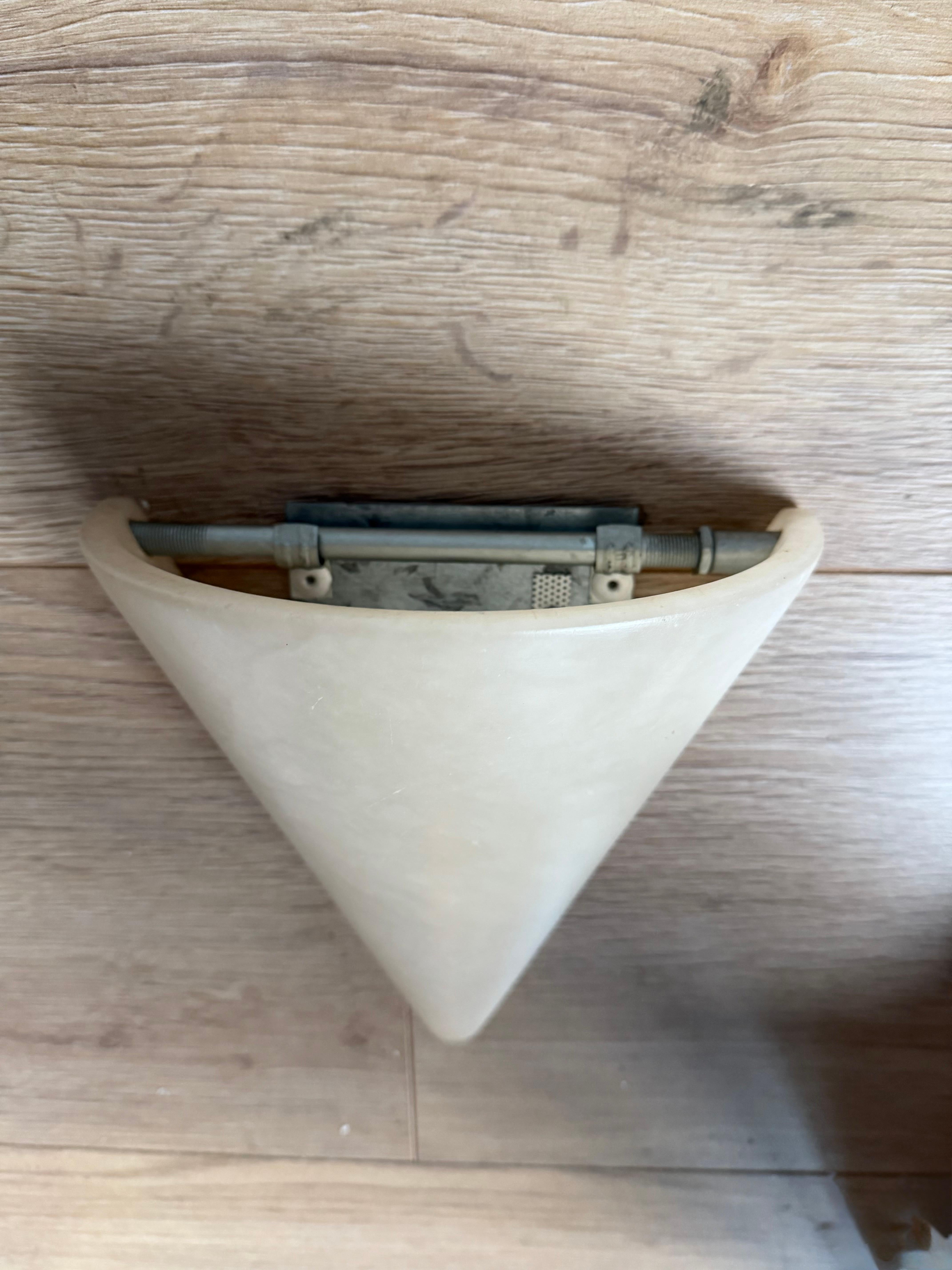Rare Pair Midcentury Modern, Art Deco Style Cone-Shaped Alabaster Wall Sconces en Bueno estado para la venta en Lisse, NL