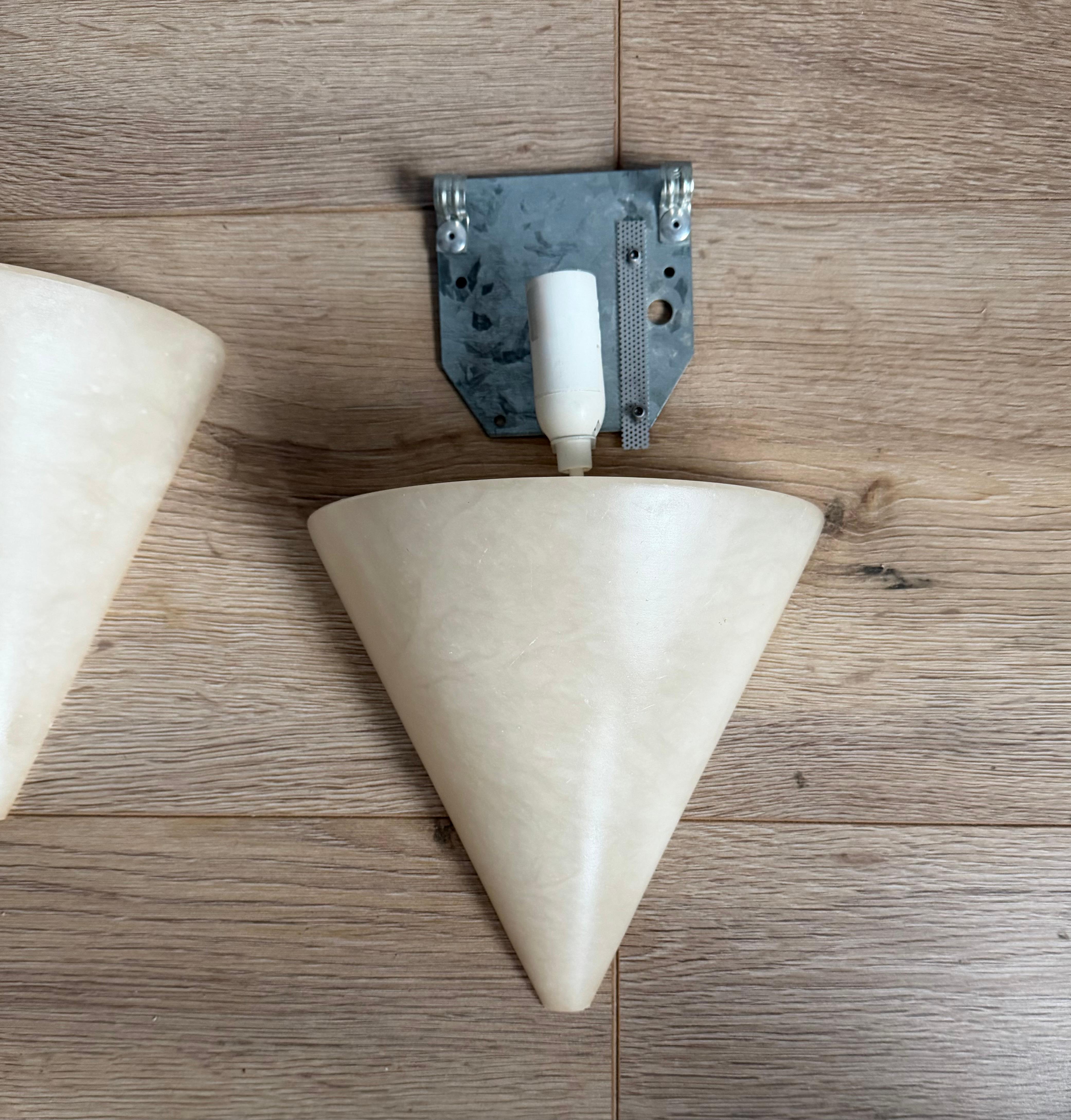 Rare Pair Midcentury Modern, Art Deco Style Cone-Shaped Alabaster Wall Sconces siglo XX en venta