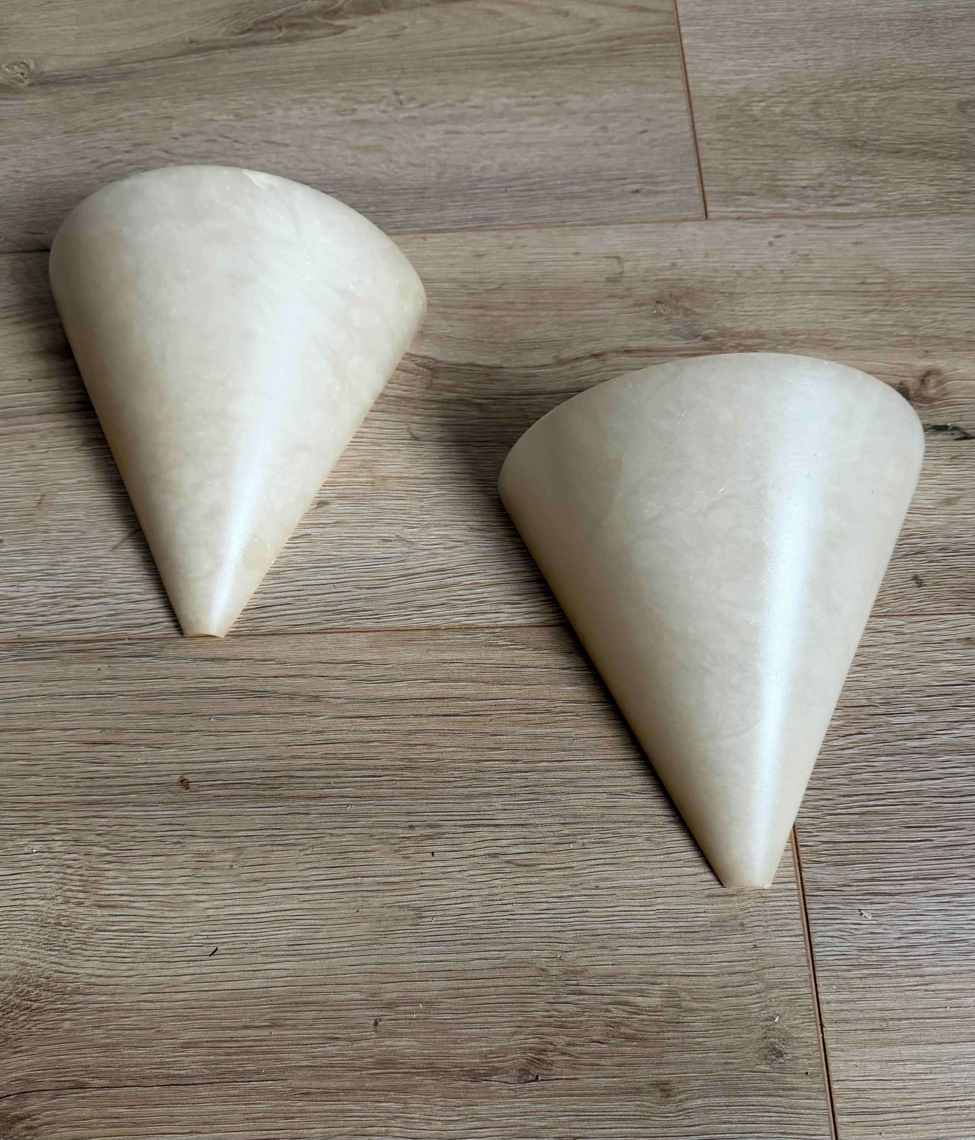 Rare Pair Midcentury Modern, Art Deco Style Cone-Shaped Alabaster Wall Sconces Metal en venta